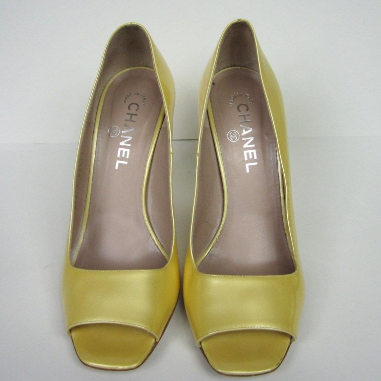 Beige Chanel Patent Leather Open Toe Shoe with CC logo For Sale