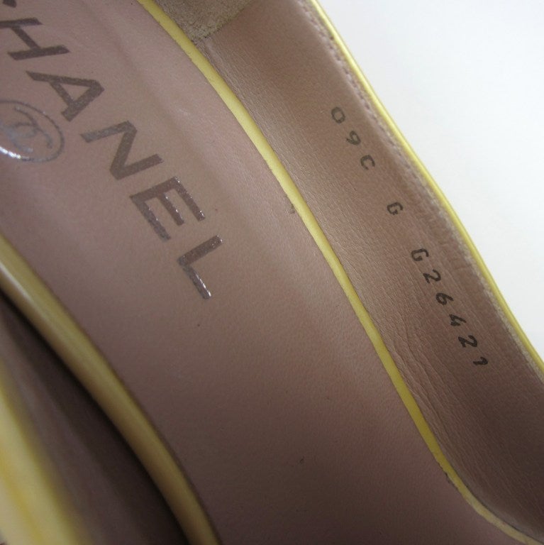 Chanel - Chaussures à bout ouvert en cuir verni avec logo CC en vente 3