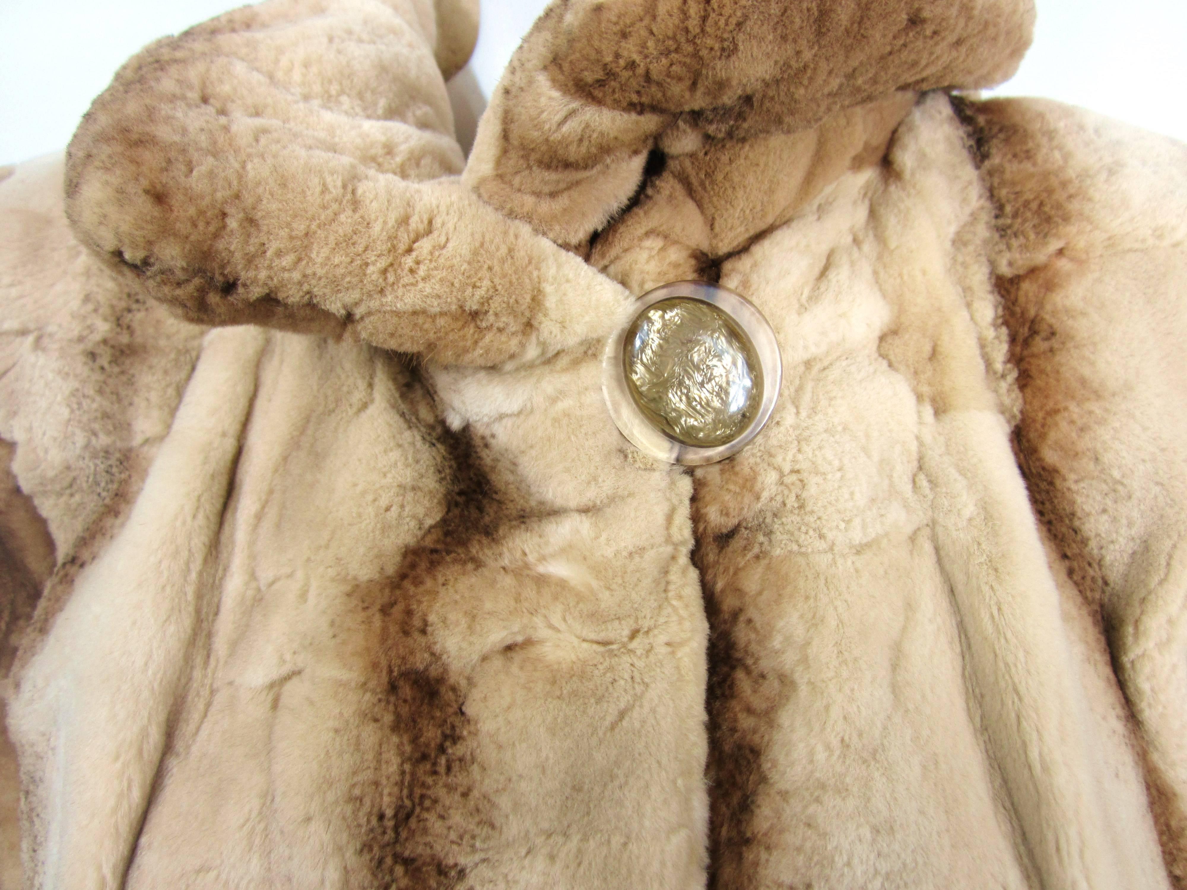 Kurzer Jackenmantel aus geschorenem Pelz und Nerz im Vintage-Stil „shearing-Look“ (Braun) im Angebot