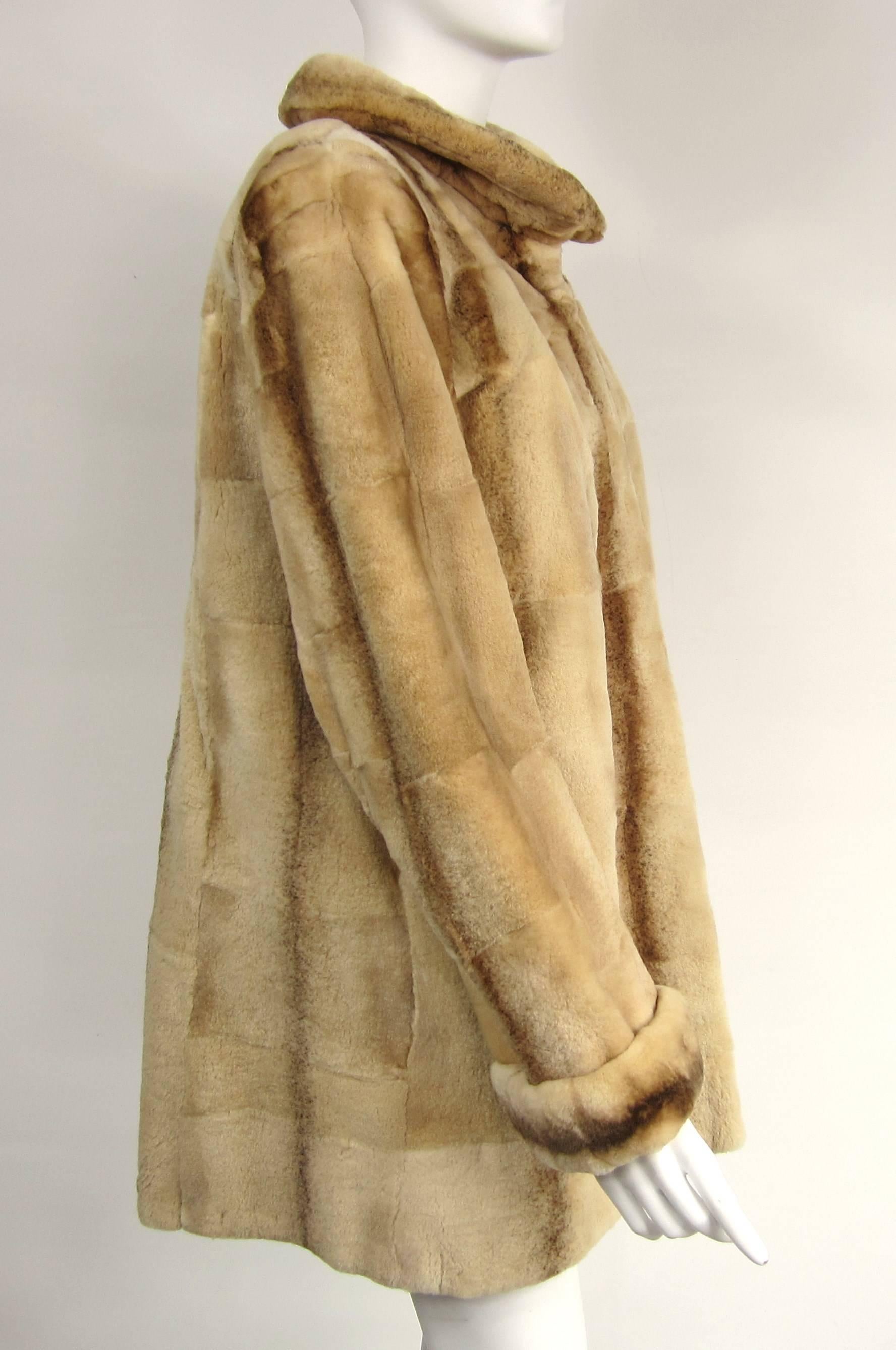 Kurzer Jackenmantel aus geschorenem Pelz und Nerz im Vintage-Stil „shearing-Look“ Damen im Angebot