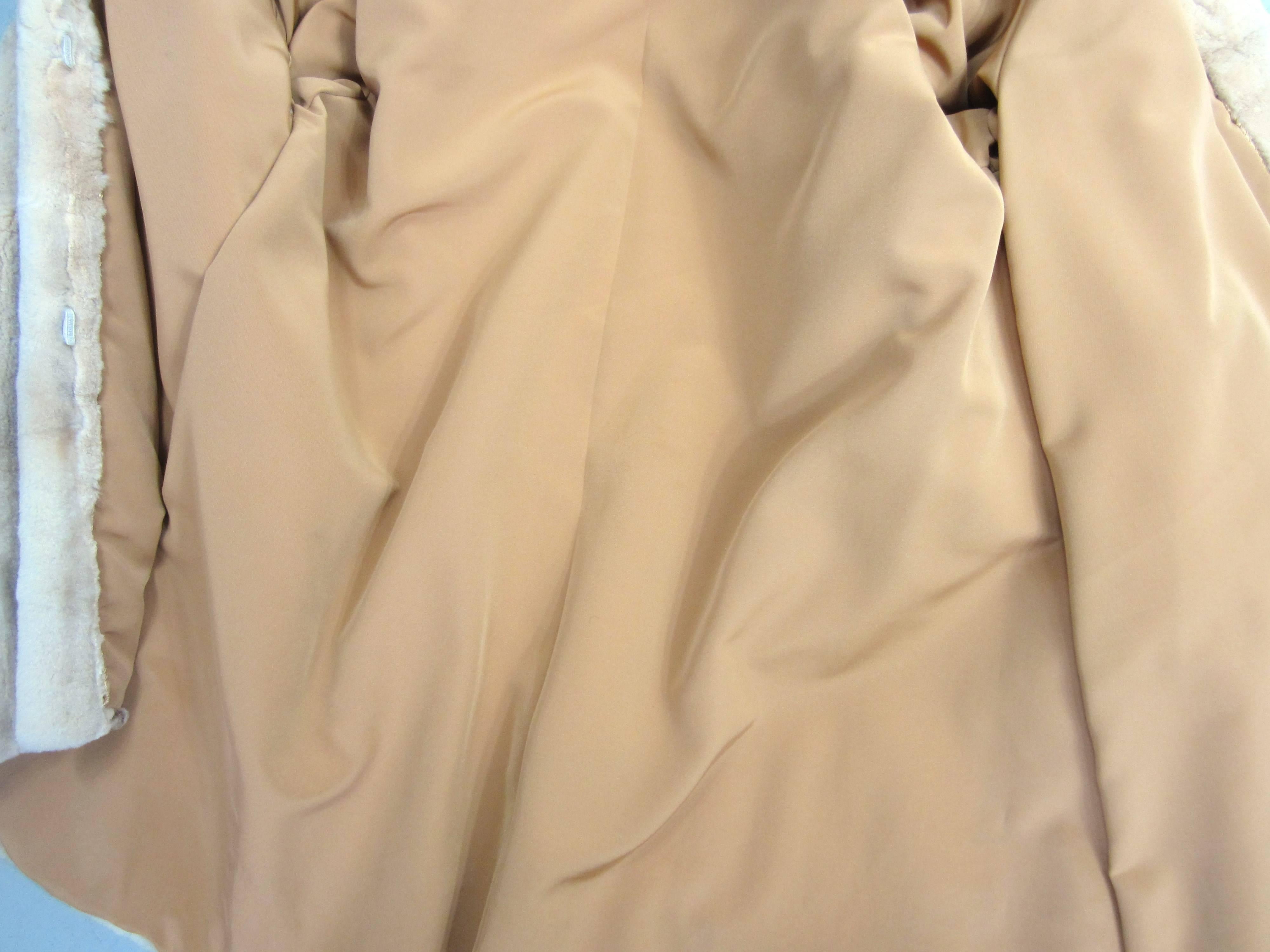 Kurzer Jackenmantel aus geschorenem Pelz und Nerz im Vintage-Stil „shearing-Look“ im Angebot 4
