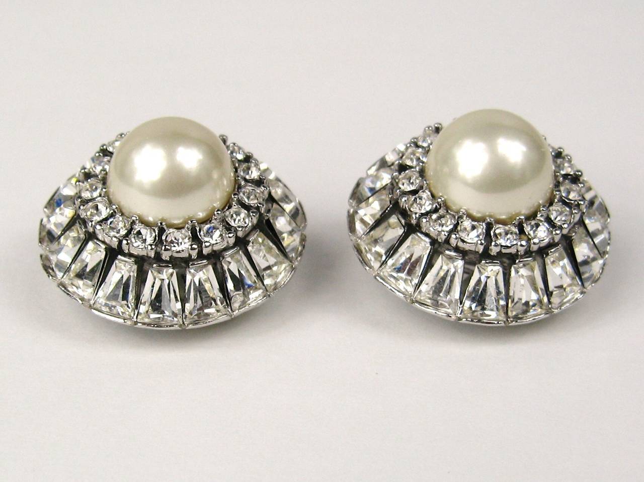 Stunning pair of Ciner Crystal Clip on earrings. Large Pearl center with Swarovski crystal surrounds.  32.68mm or 1.28 in diameter. This is another amazing pair of Ciner earrings, check our storefront for more! These are New, never worn from the