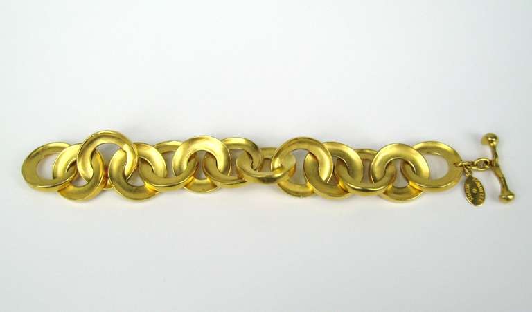Bracelet cercle en or doré RLM précoce. Dès les premières années de sa carrière. Mesure .95 sur les liens. 8 pouces de bout en bout. s'adaptera à un 6-6.5 