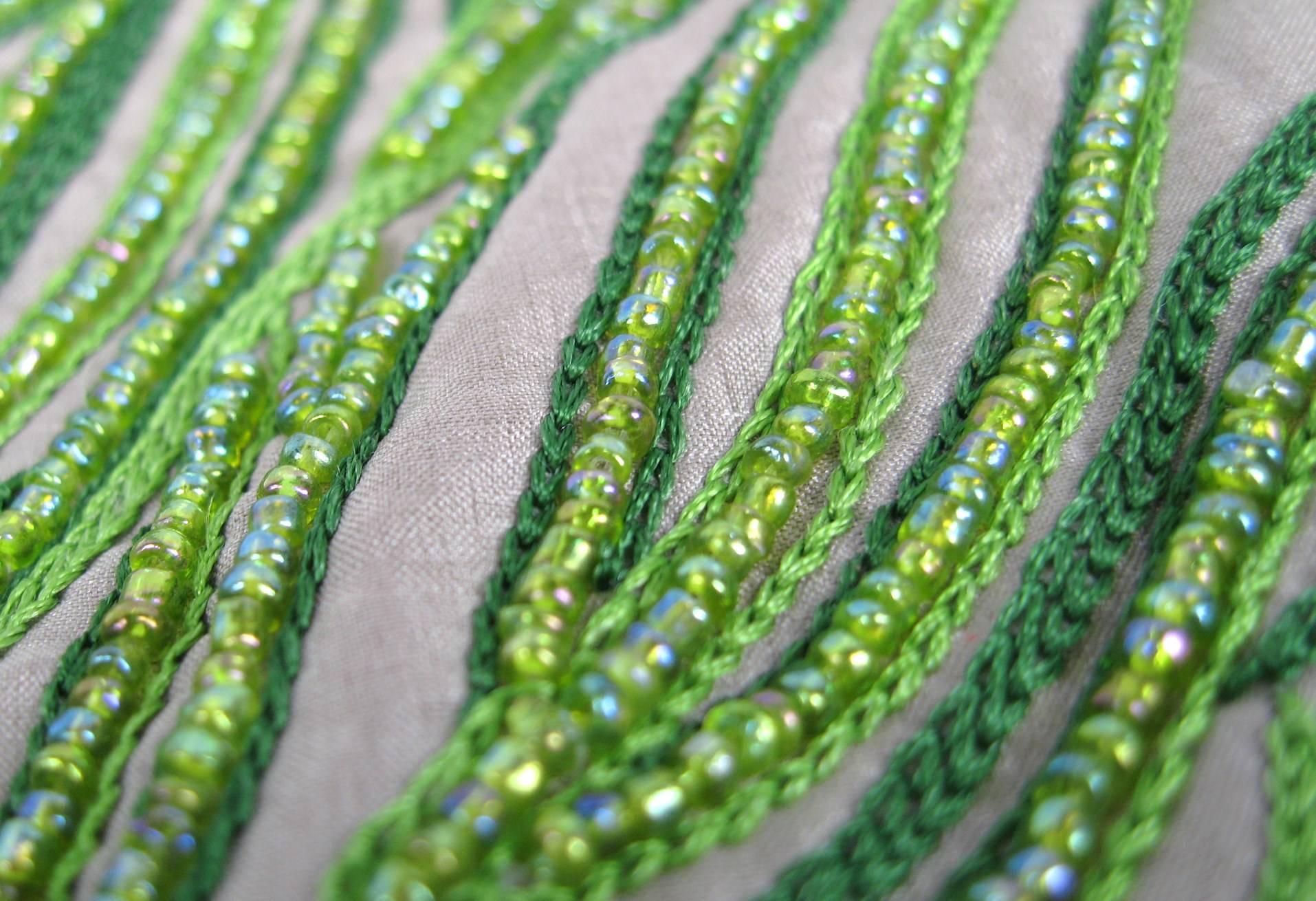 Grün Perlen Art Deco inspirierte Eule Seide Handtasche Clutch  (Braun) im Angebot