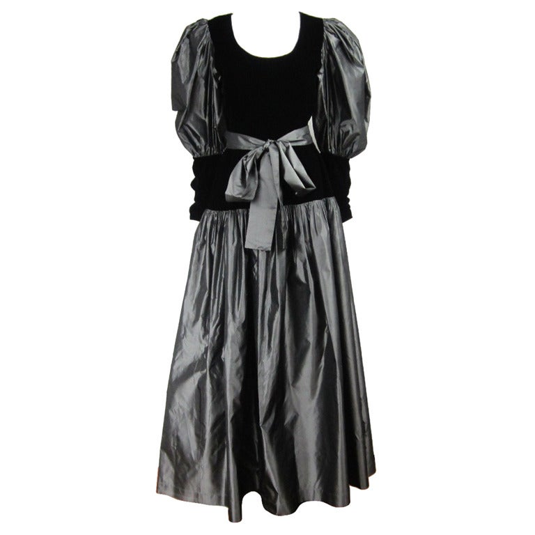 Yves Saint Laurent Robe en soie noire en velours de la collection YSL en vente