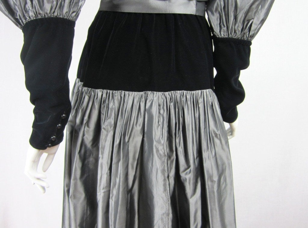 Yves Saint Laurent Robe en soie noire en velours de la collection YSL en vente 2