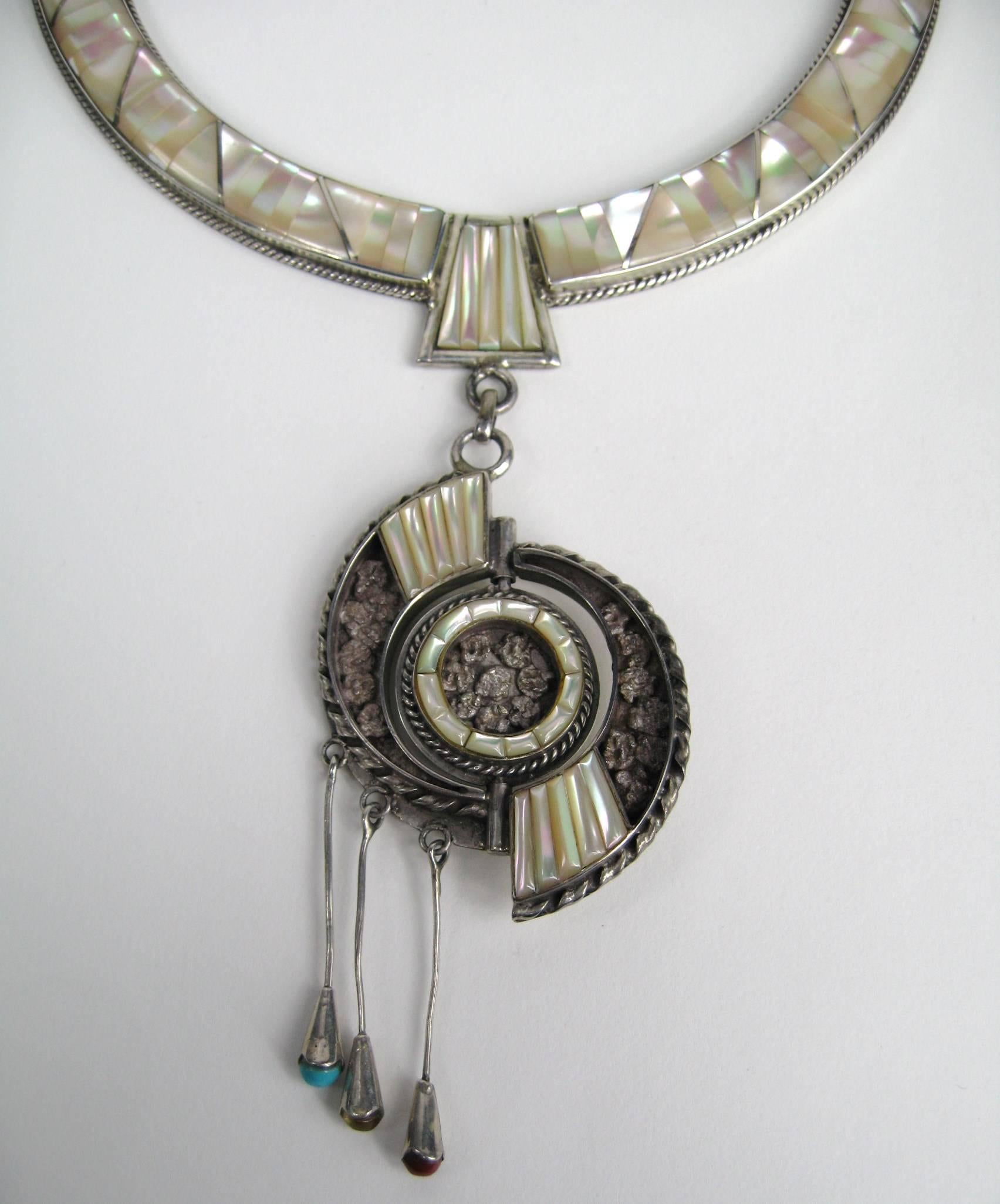 Türkis-Korallen-Halskette aus Sterlingsilber der amerikanischen Zuni-Sonnenkopf-Spinner  (Indigene Kunst (Nord-/Südamerika)) im Angebot