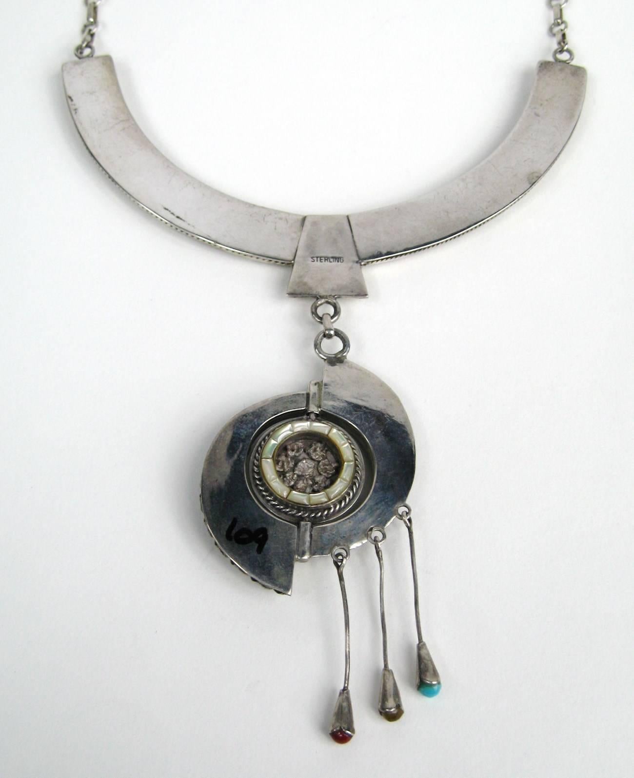 Collana di corallo turchese in argento 925 Nativi americani Zuni Sun Face Spinner in vendita 1