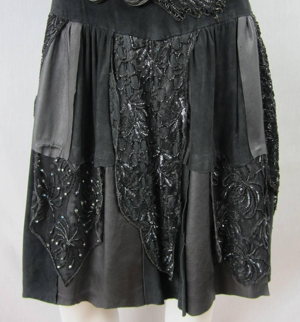  Schwarzes Kleid aus Leder und Wildleder mit Pailletten 1980er  im Angebot 1