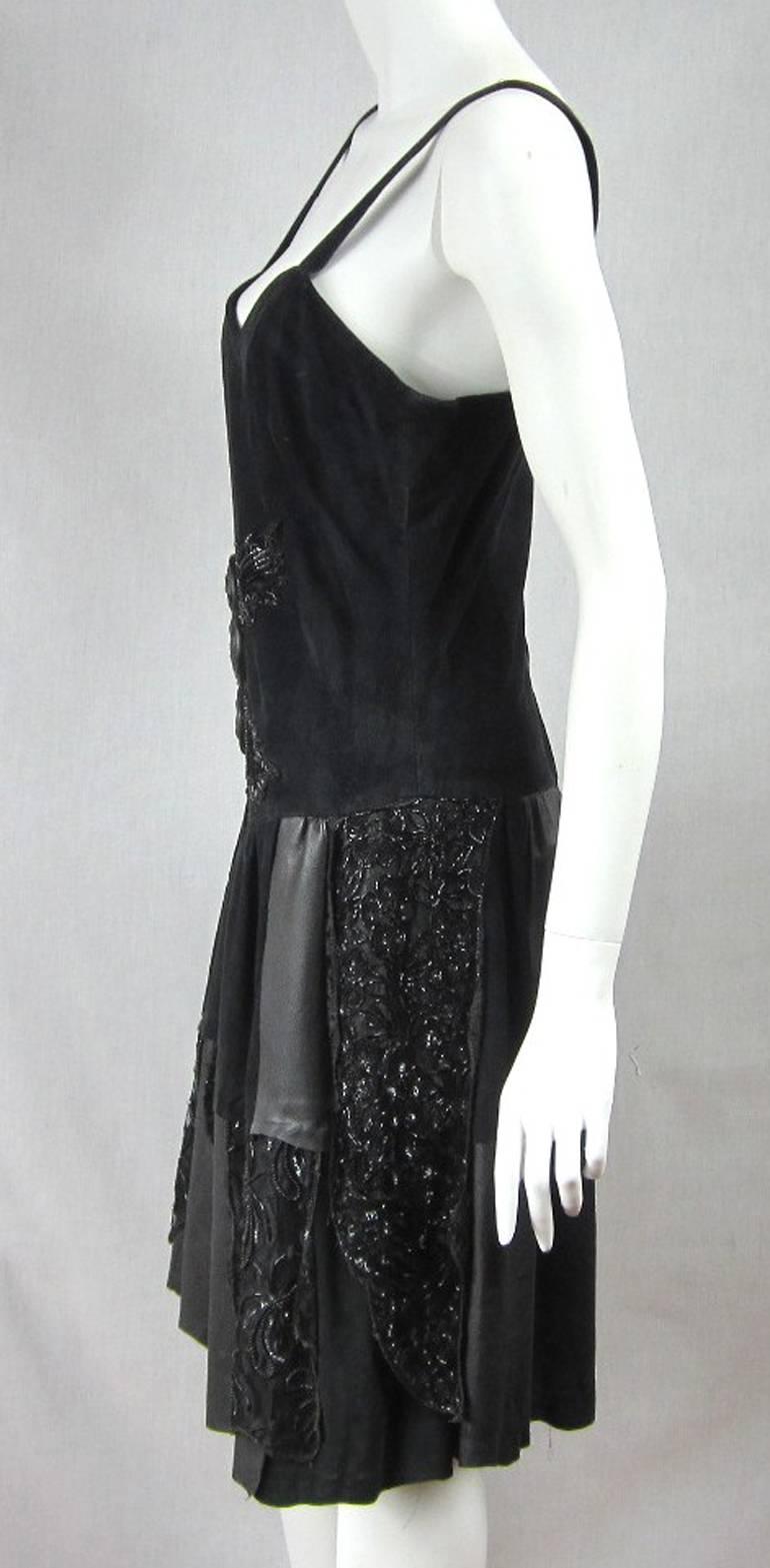  Schwarzes Kleid aus Leder und Wildleder mit Pailletten 1980er  im Angebot 2