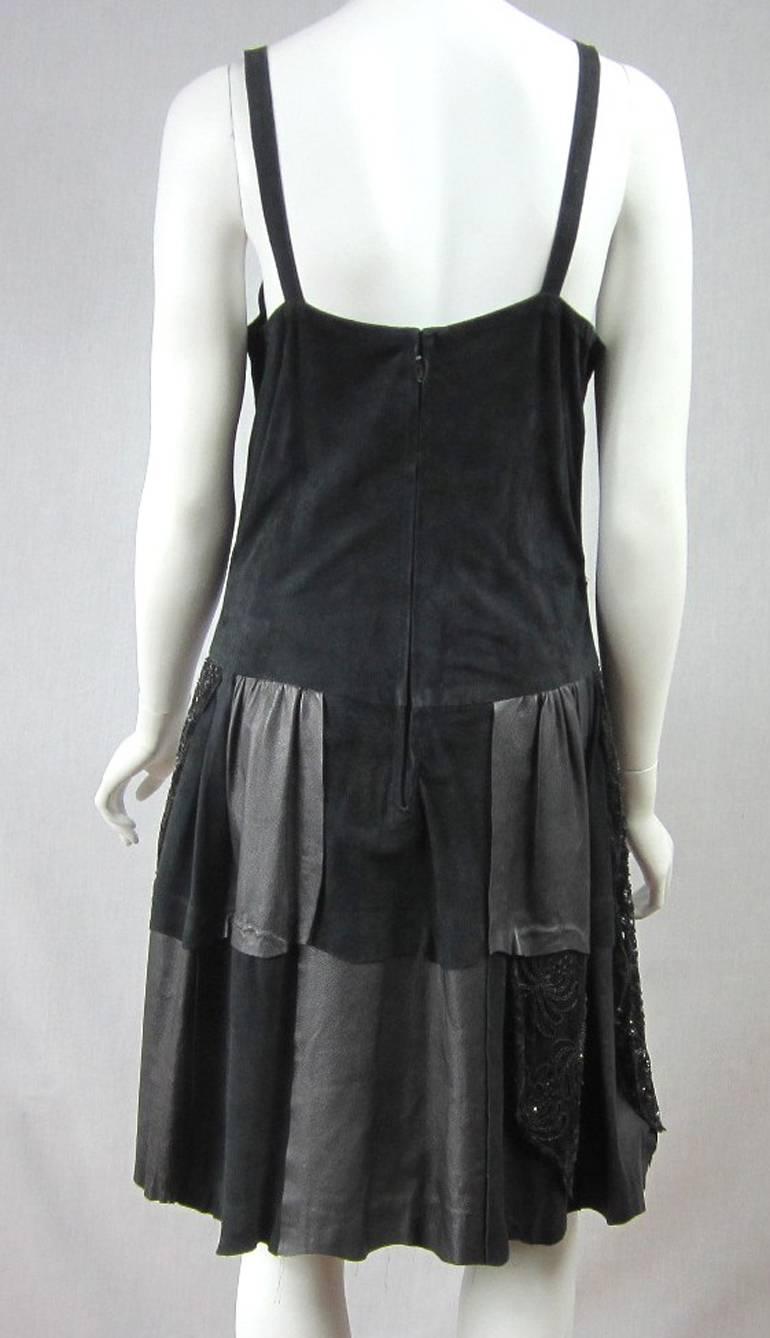 Schwarzes Kleid aus Leder und Wildleder mit Pailletten 1980er  im Angebot 3
