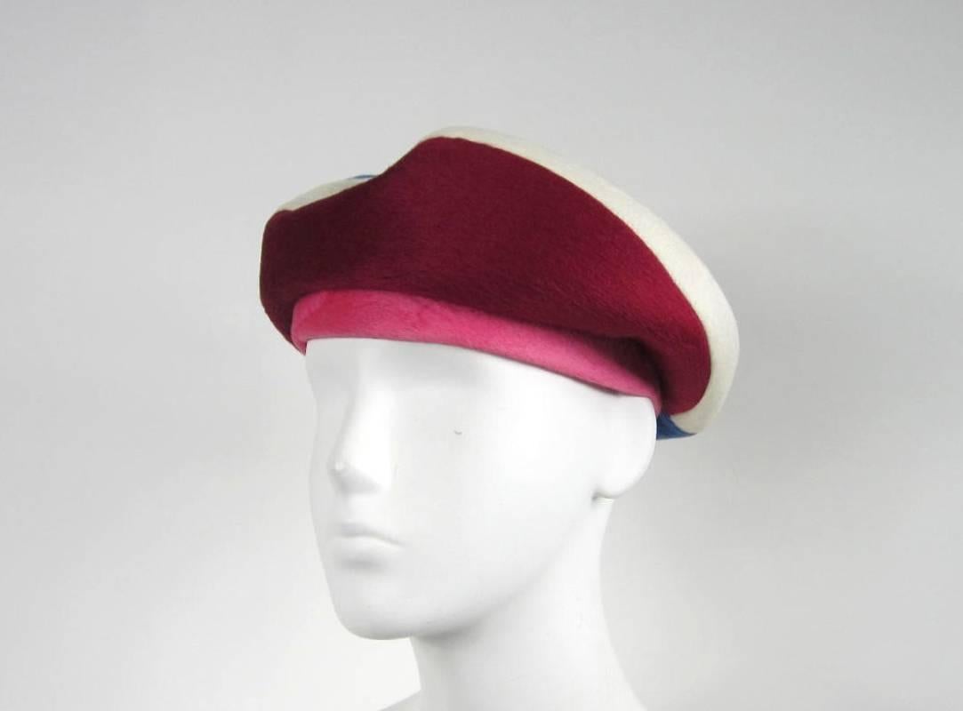 Atemberaubende 1960er Jahre Beret in rosa bläulich lila und Burgund mit einem erstaunlichen Band auf der Oberseite. Hut ist  21.5 Zoll im Durchmesser. Dies ist aus einer riesigen Sammlung von zeitgenössischen Designern und Vintage-Kleidung sowie