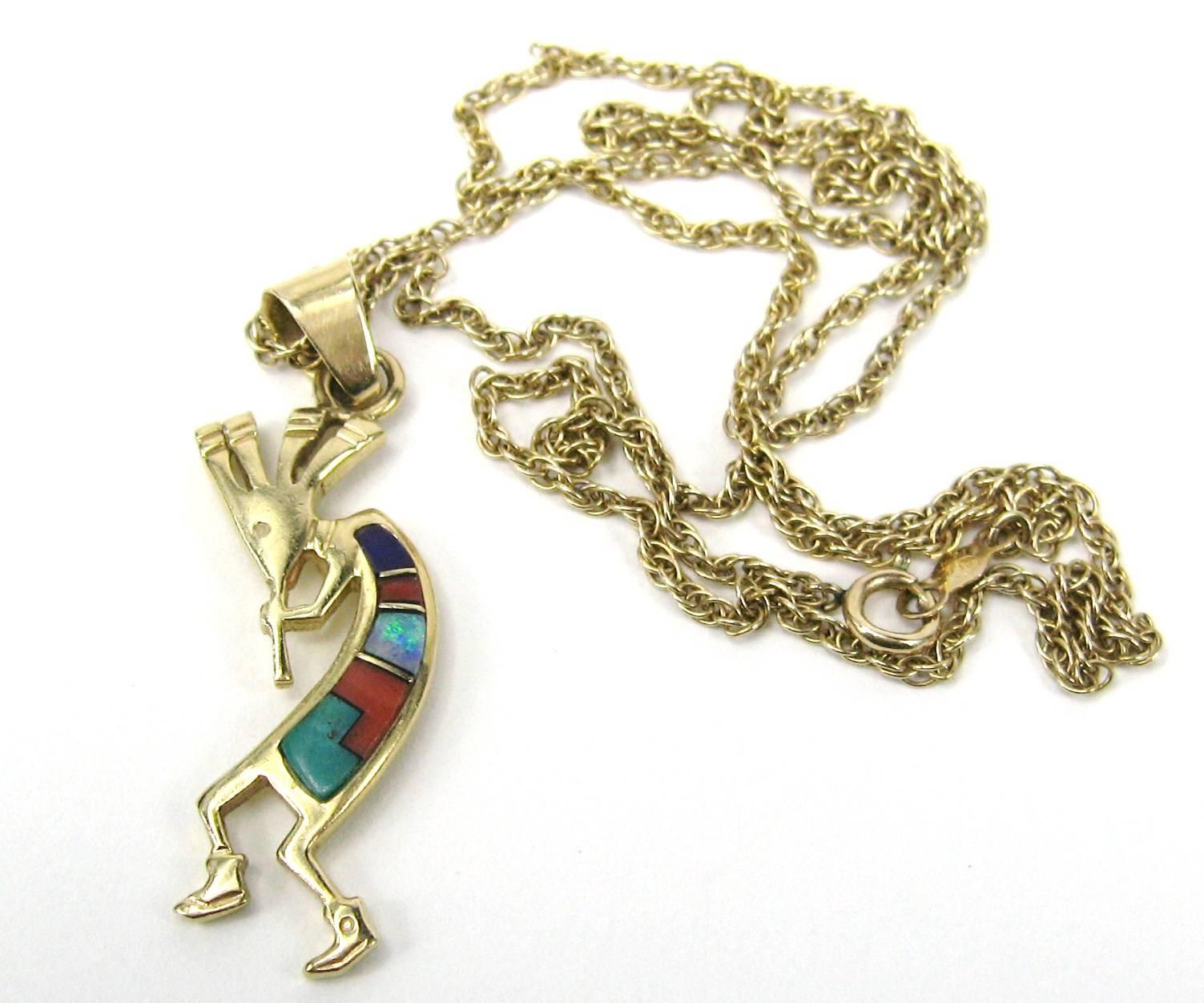 Collier pendentif amérindien Kachina Dancer en or incrusté de corail, turquoise et opale Pour femmes en vente
