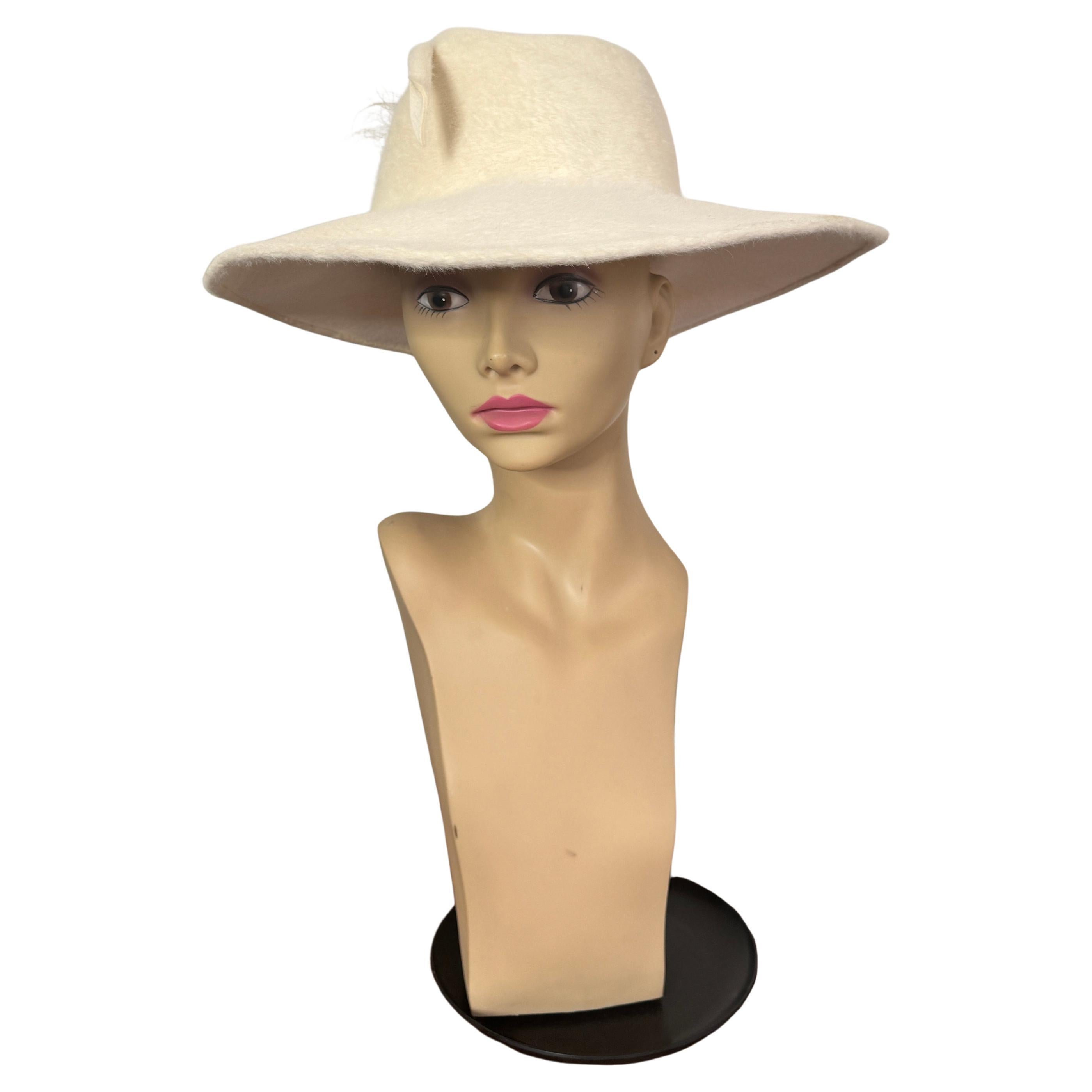 Cappello Fedora oversize con piume color crema di Archie Eason del 1960 - Vintage