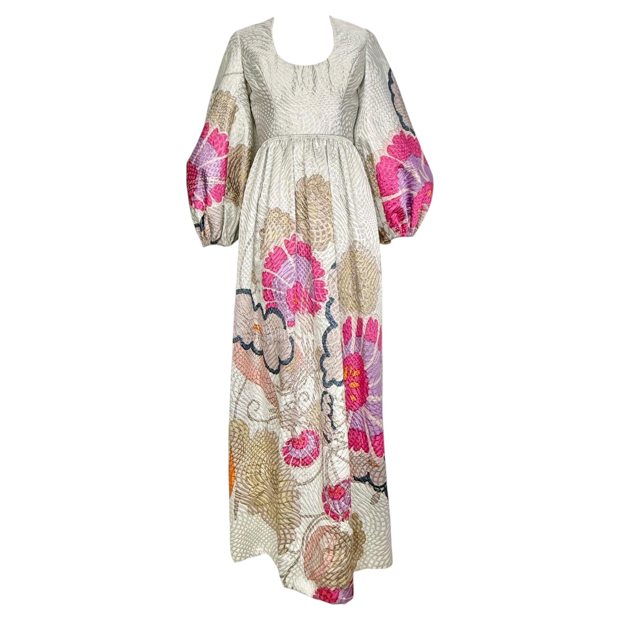 Bill Blass, 1969, silbernes Brokatkleid mit Blumenmuster, langärmelig, dokumentiert, bodenlang