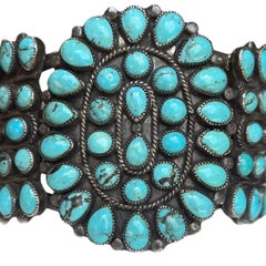 J.M. Begay Navajo-Armreif aus Sterlingsilber mit Türkis-Needle-Point-Medaillon