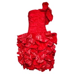 Christian Dior by Marc Bohan, autunno 1985: abito con volant in taffetà di seta rosso, passerella