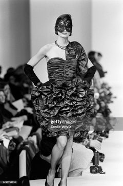 Christian Dior by Marc Bohan, autunno 1985: abito con volant in taffetà di seta rosso, passerella