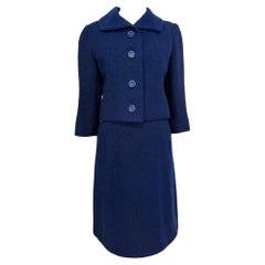 Ensemble jupe-tailleuse en laine bouclée bleu foncé Christian Dior, collection printemps 1963, numéroté