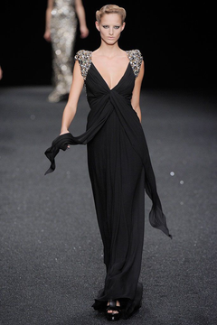 Elie Saab, Frühjahrskollektion 2010: Schwarzes Seidenkleid mit gold- und silberverzierten Schultern