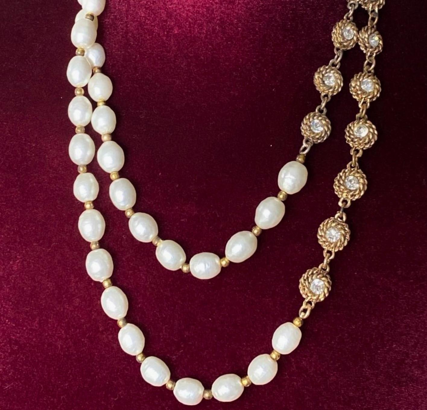 Una classica collana Chanel Gripoix Glass Pearl Sautoir del 1989.

Si tratta di una fila singola e continua di grandi perle ovali barocche in vetro di Gripoix con perle distanziatrici placcate oro. Ci sono due sezioni di sette maglie in metallo