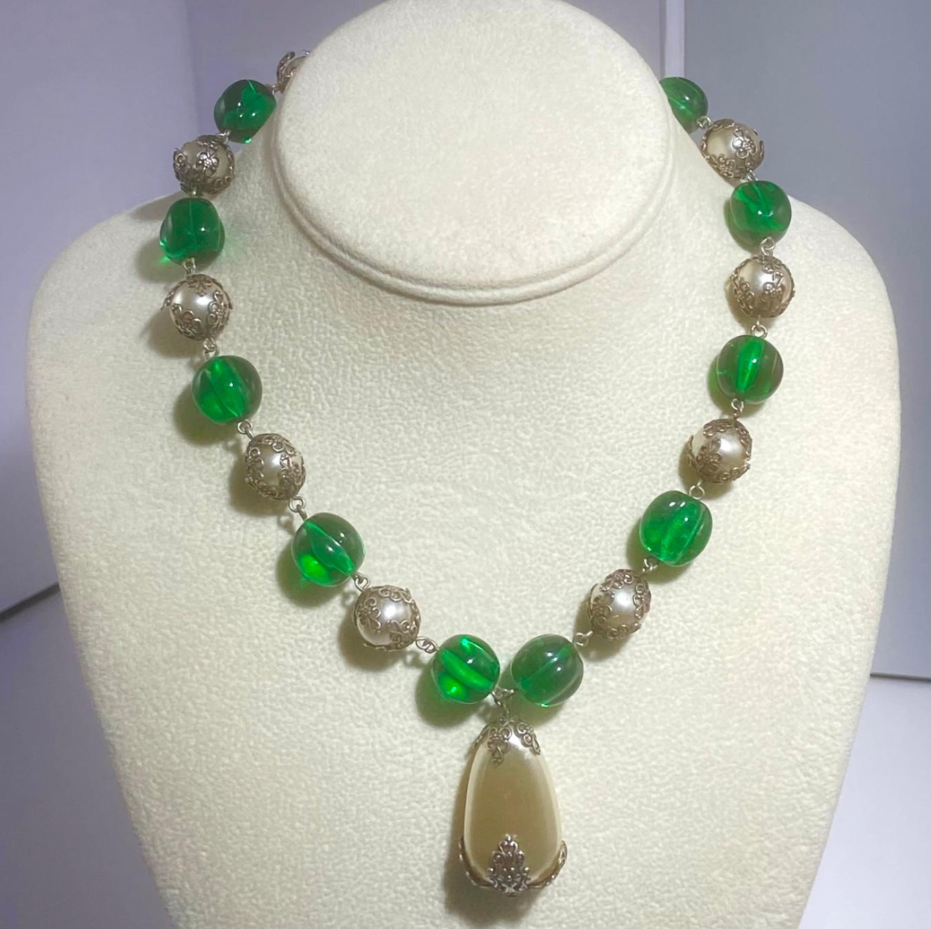 Questa è una collana di perle di vetro Gripoix e smeraldo dei primi anni '30 realizzata per Chanel.

I gioielli Chanel utilizzavano spesso le deliziose perline a forma di melone prodotte dalla Maison Gripoix for Chanel a Parigi e questa collana ne è