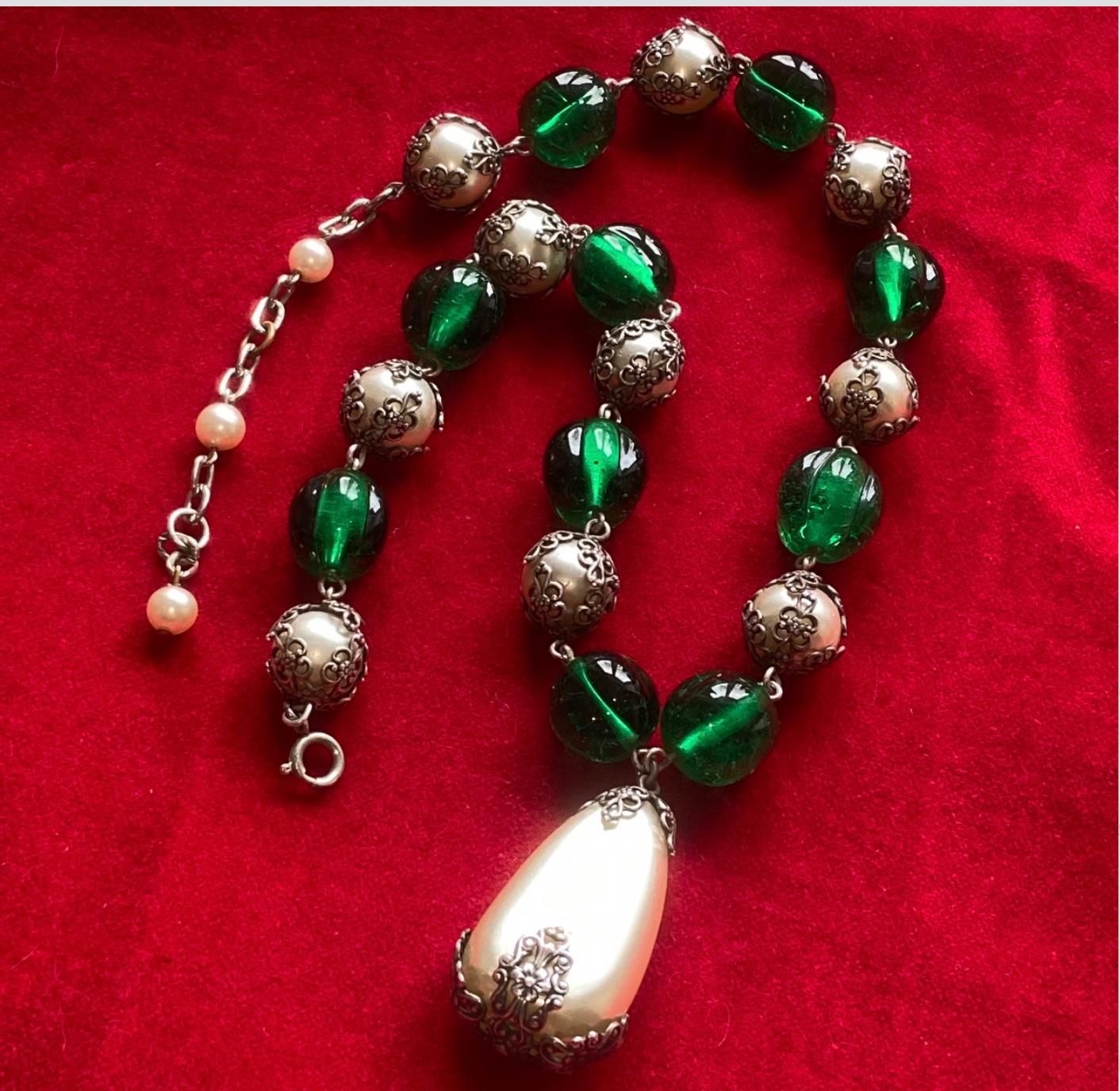 Collana Chanel con perle Gripoix e perline verdi In condizioni ottime in vendita a Warminster, GB