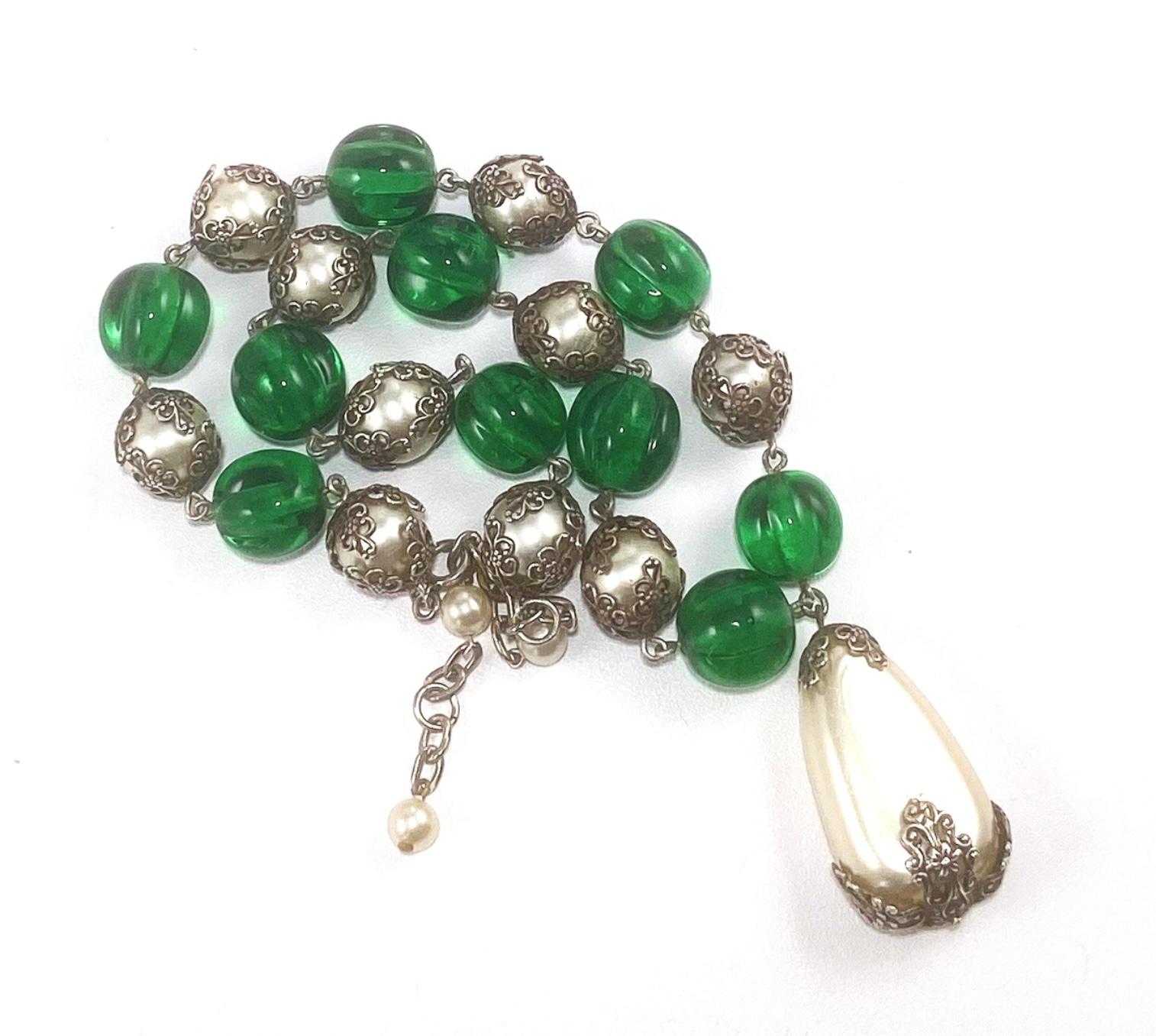 Collana Chanel con perle Gripoix e perline verdi in vendita 1
