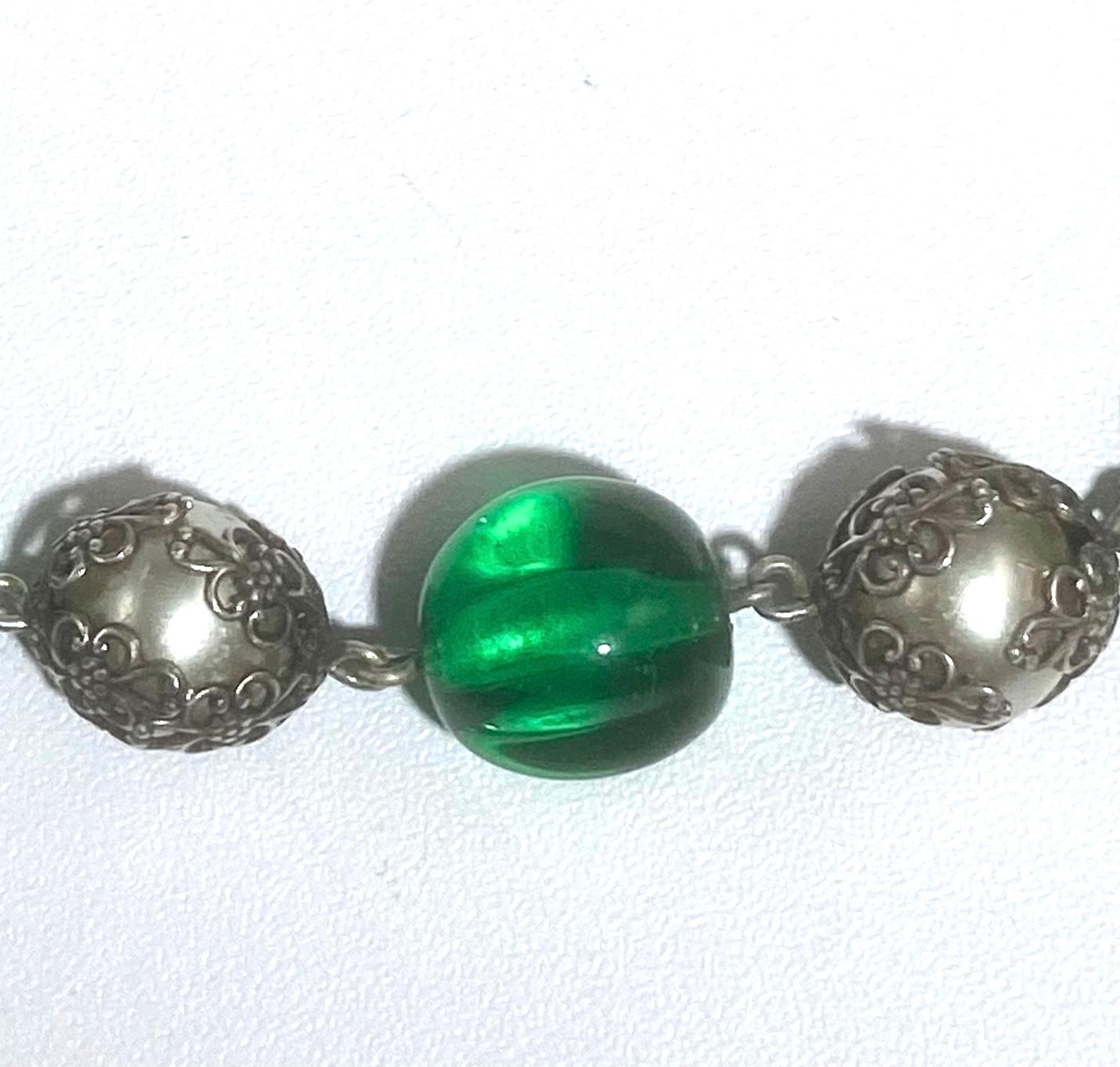 Collana Chanel con perle Gripoix e perline verdi in vendita 2