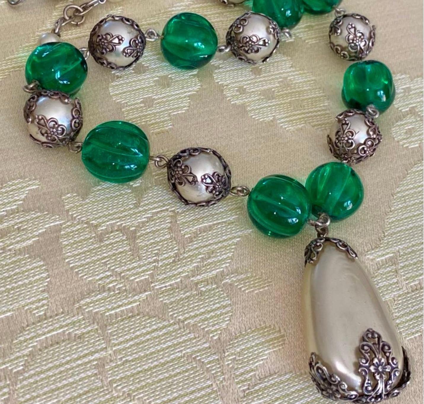 da uomo o donna Collana Chanel con perle Gripoix e perline verdi in vendita