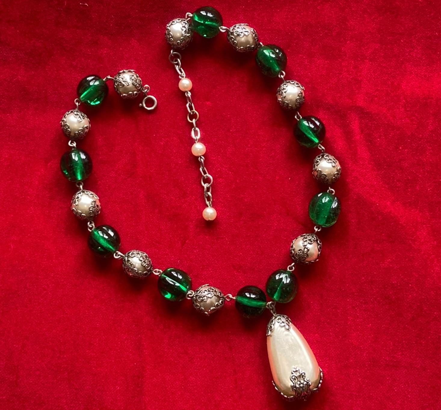Collana Chanel con perle Gripoix e perline verdi in vendita 4