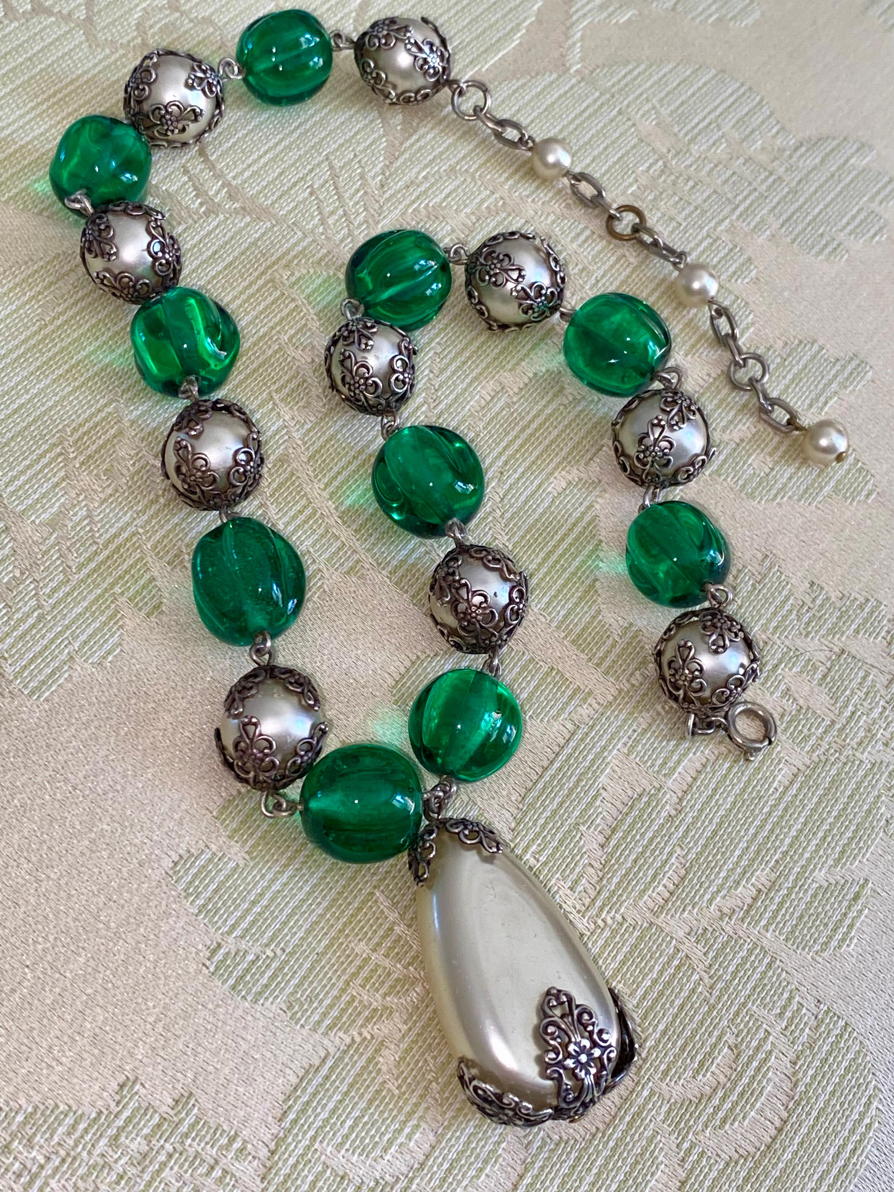 Collana Chanel con perle Gripoix e perline verdi in vendita 5