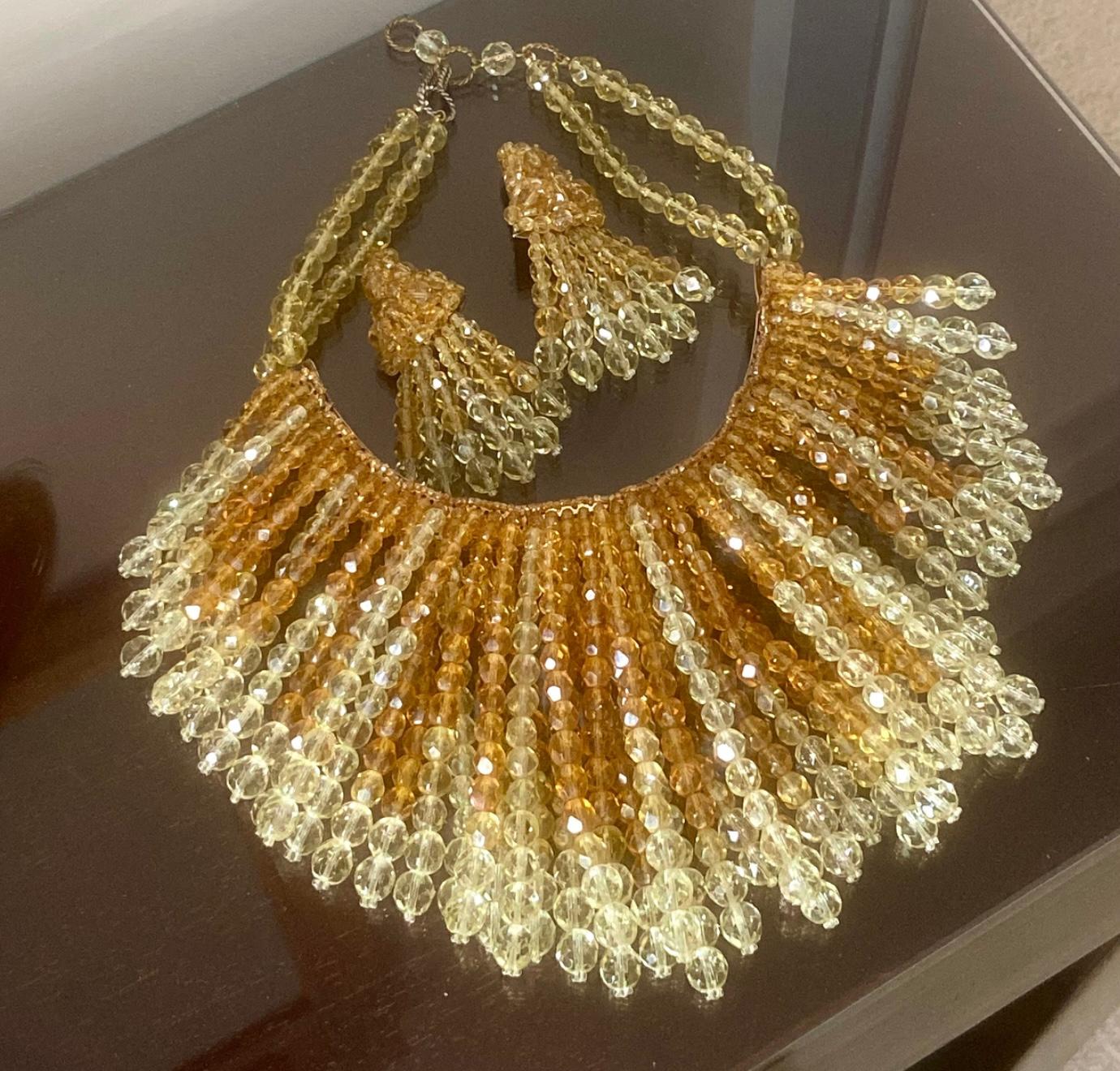 Un magnifico set di collana e orecchini a cascata di Coppola e Toppo del 1950.

Dal disegno si può datare intorno al 1952-1955 e forse è stato realizzato per Emilio Pucci. A nostra conoscenza, questo disegno non è stato illustrato e quindi è un