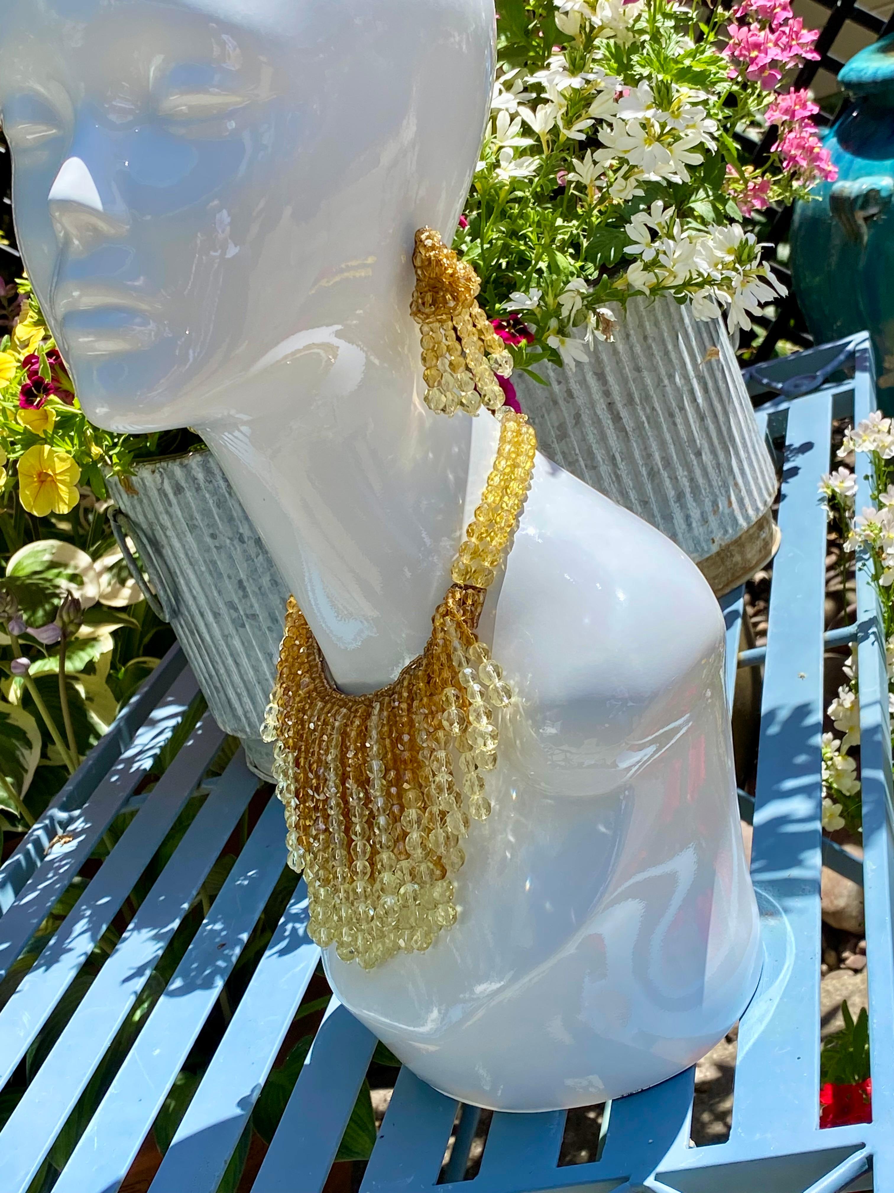 Magnifique ensemble de colliers et de boucles d'oreilles en cascade Coppola e Toppo des années 1950.

D'après le dessin, nous datons ce modèle de 1952 à 1955 environ, et il a peut-être été réalisé pour Emilio Pucci. Ce dessin n'est pas illustré à