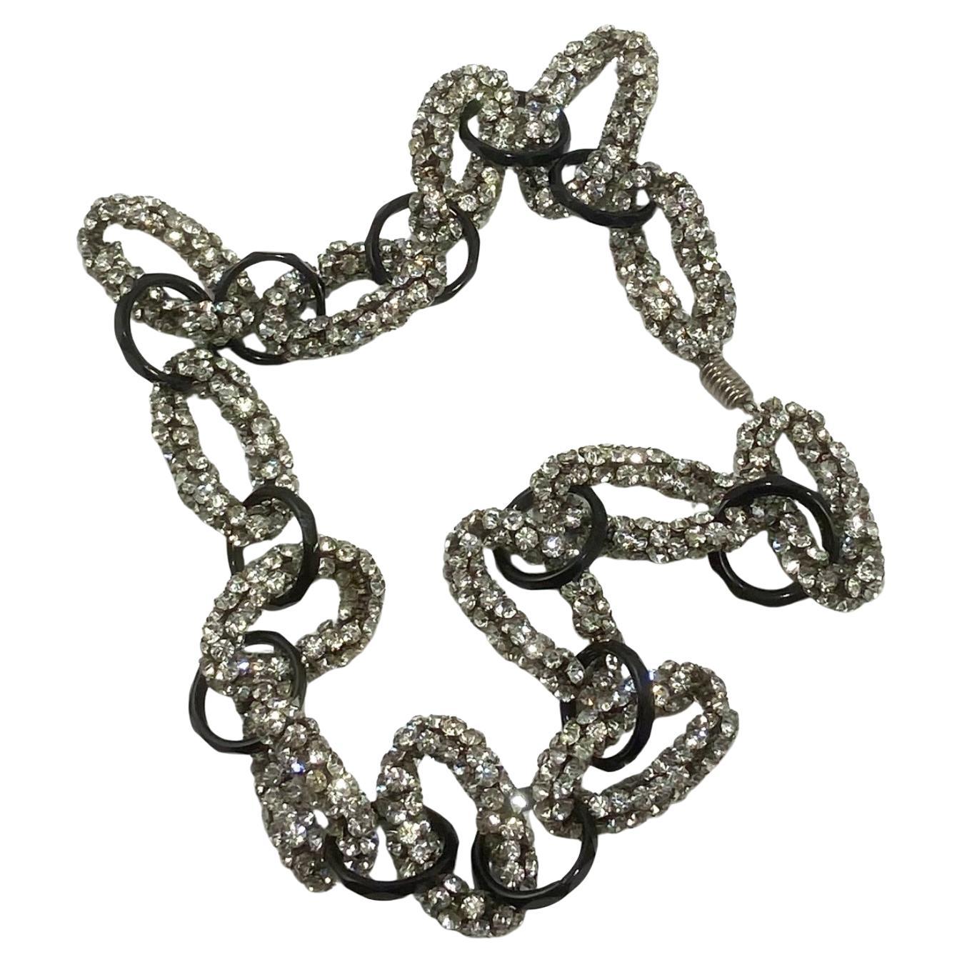 Una rara  collar excepcional realizado para Chanel en los años veinte.

Los bucles de piedras de pasta transparente engastadas varias veces están unidos por anillos de cristal tallado de ónice negro tallado a mano. El cierre es de rosca