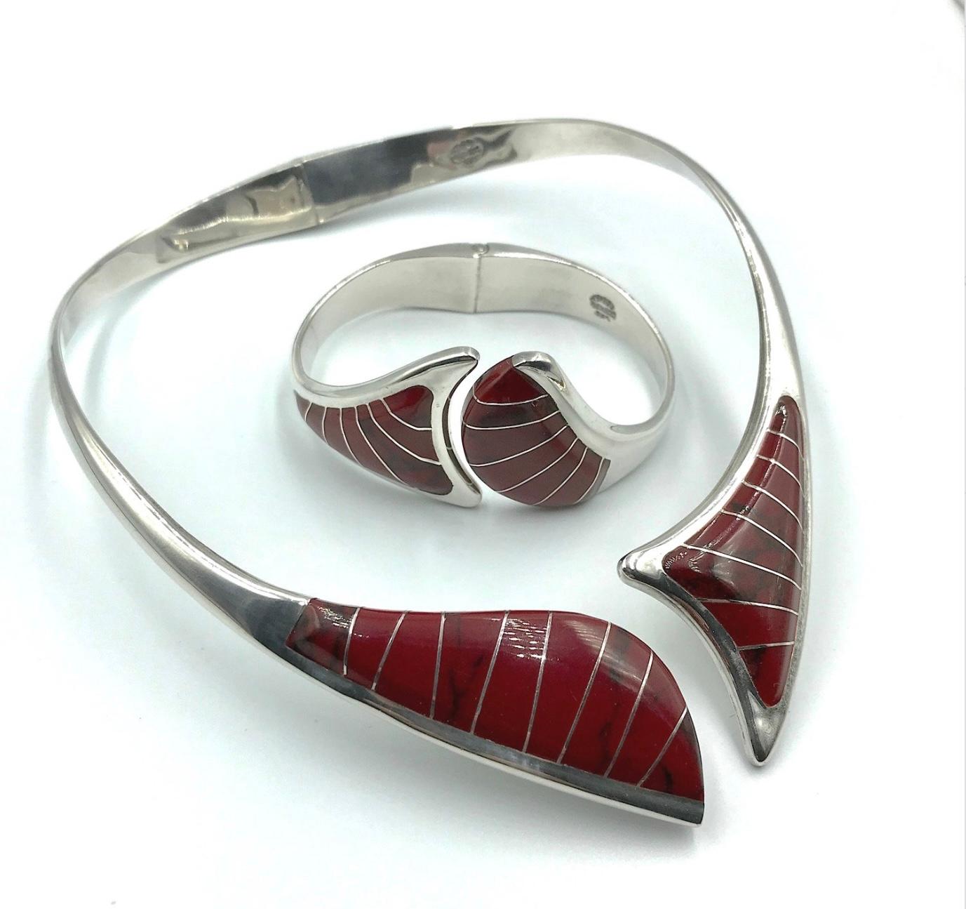 Una splendida collana d'argento messicana del 1980 e un braccialetto Clamper.

Entrambi i pezzi sono riempiti di agata rossa marmorizzata naturale e si aprono a cerniera.

Entrambi i pezzi sono contrassegnati da Messico, marchio del produttore e