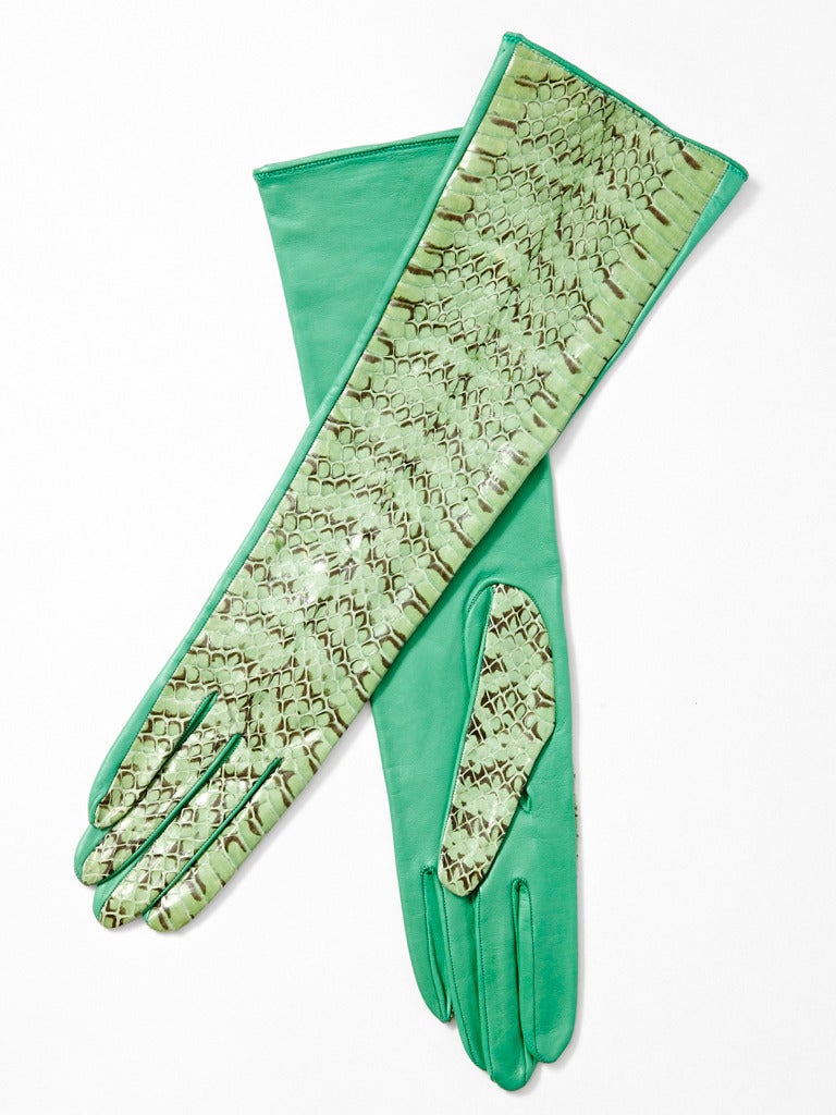 Yves Saint Laurent, mintgrüne, 3/4-lange Handschuhe aus Python und Leder. 
Python auf der Vorderseite, Leder auf der Rückseite. Größe 7 1/2. Wurde nie benutzt.