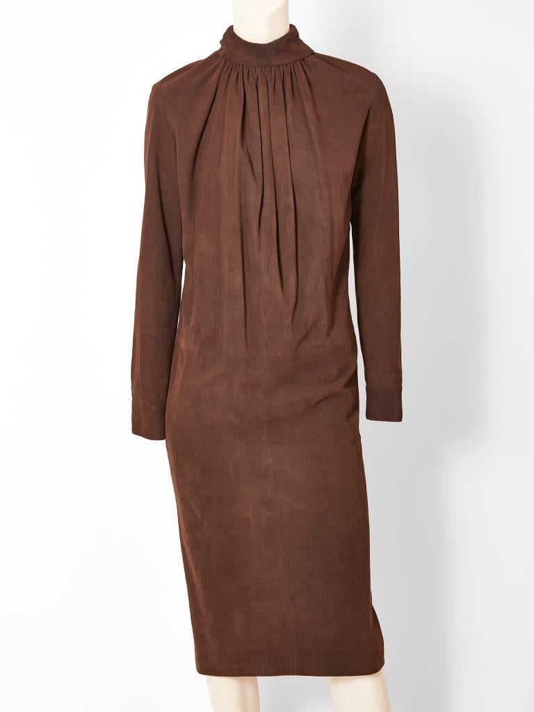 Yves Saint Laurent, daim marron, fourreau à manches longues avec col roulé et fronces à l'encolure qui descendent jusqu'à la taille. Il y a une ceinture qui peut être portée à la taille ou non. 



