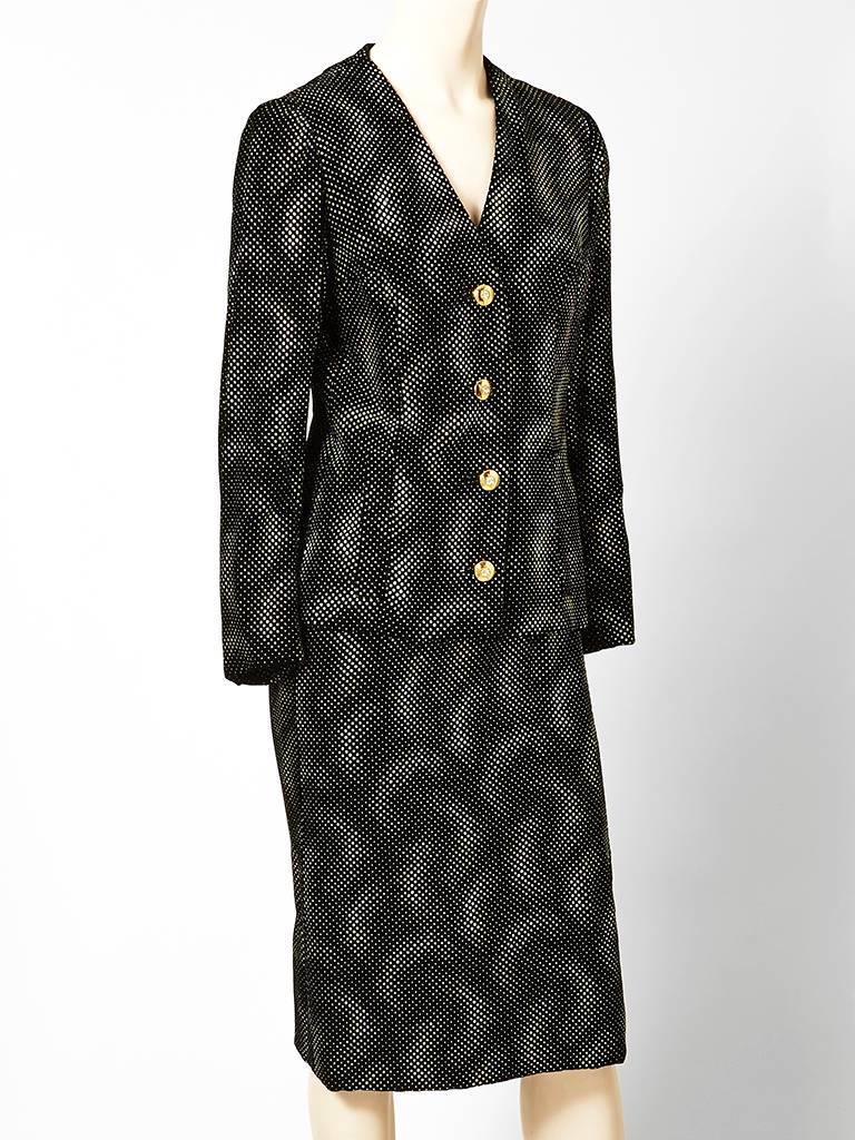 Givenchy Couture, schwarzer Samt, Abendanzug mit einer goldenen Tupfung auf dem Samt, die einen optischen Effekt erzeugt. Die Jacke hat einen V-Ausschnitt und goldene Knöpfe mit Strasssteinen in der Mitte. Vertikale Seitentaschen vorne an der Jacke.