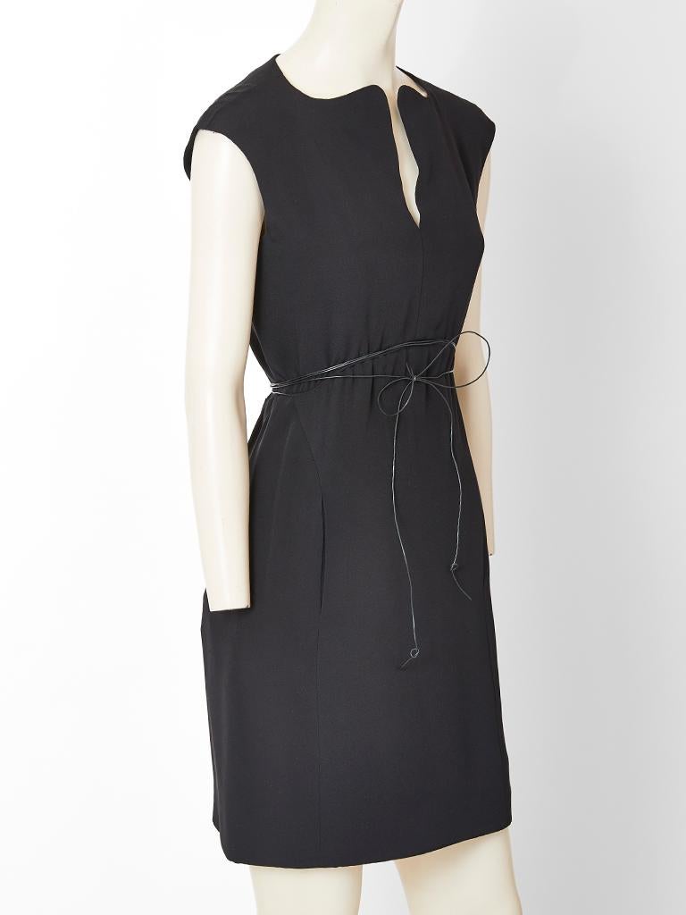 Geoffrey Beene Kleid aus Krepp mit Lackgürtel mit Streifen (Schwarz) im Angebot
