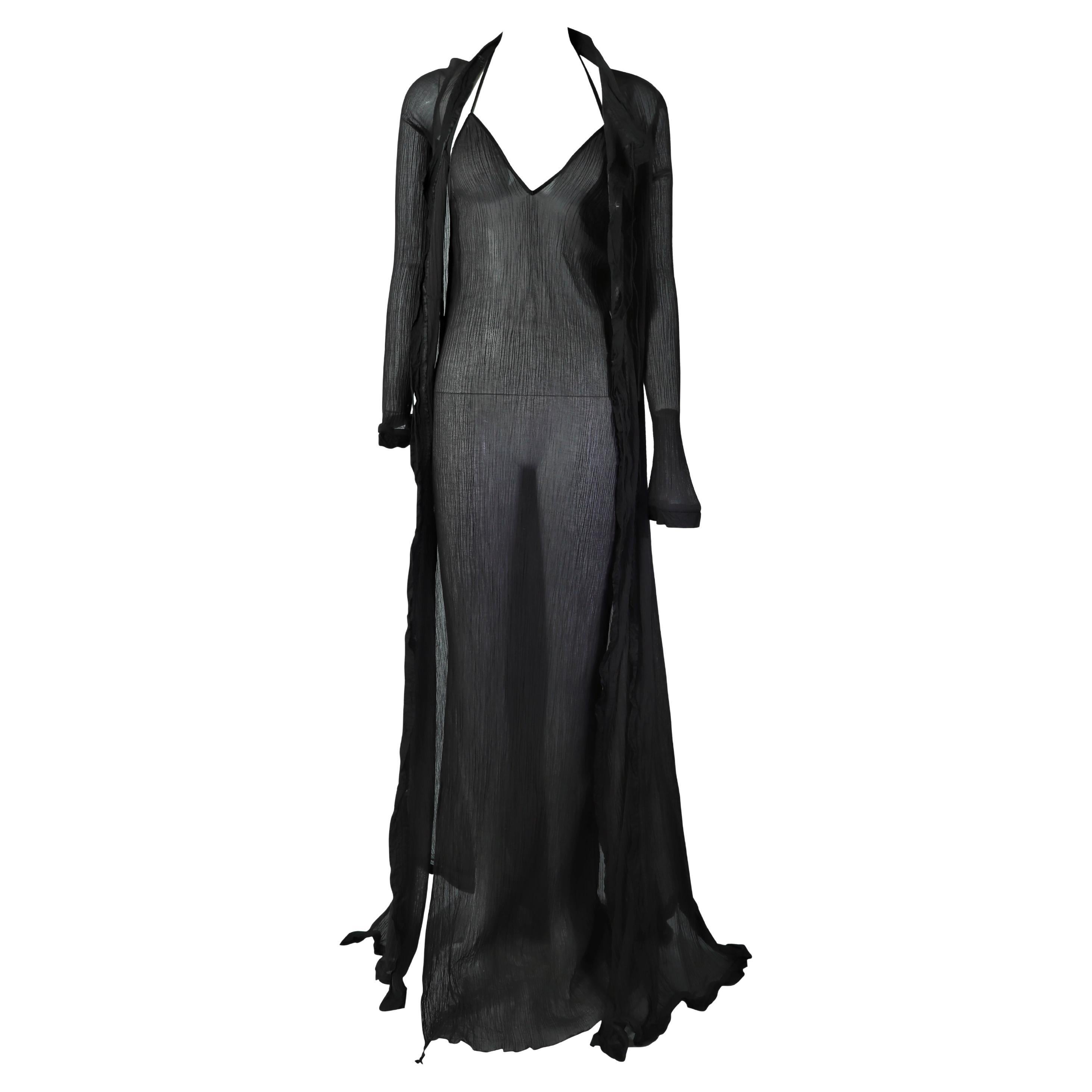 Wir präsentieren ein wunderschönes schwarzes Gucci Set aus Mantel und Kleid aus reiner Baumwolle, entworfen von Tom Ford. In der Frühjahr/Sommer-Kollektion 2002 wurde eine Version dieses seltenen Sets als Look 40 vorgestellt, modelliert von Carmen