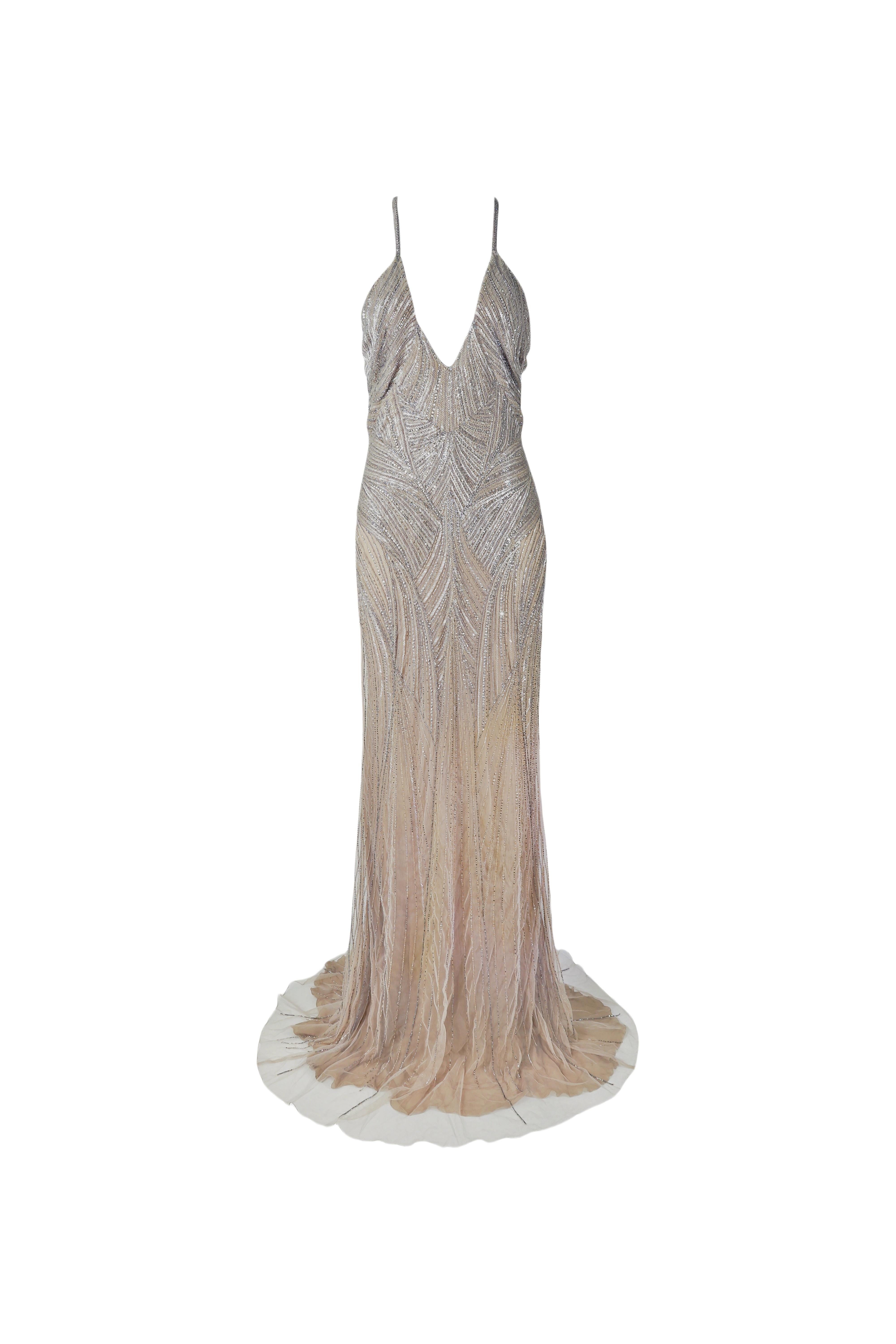 Ein exquisites, bodenlanges Abendkleid (Tagged prod. 2007 Spring), das zeitlose Raffinesse und Charme ausstrahlt. Das Kleid hat einen tiefen Ausschnitt mit zarten Spaghetti-Trägern. Das Kleid schmiegt sich an den Körper an, bevor es sich in einer