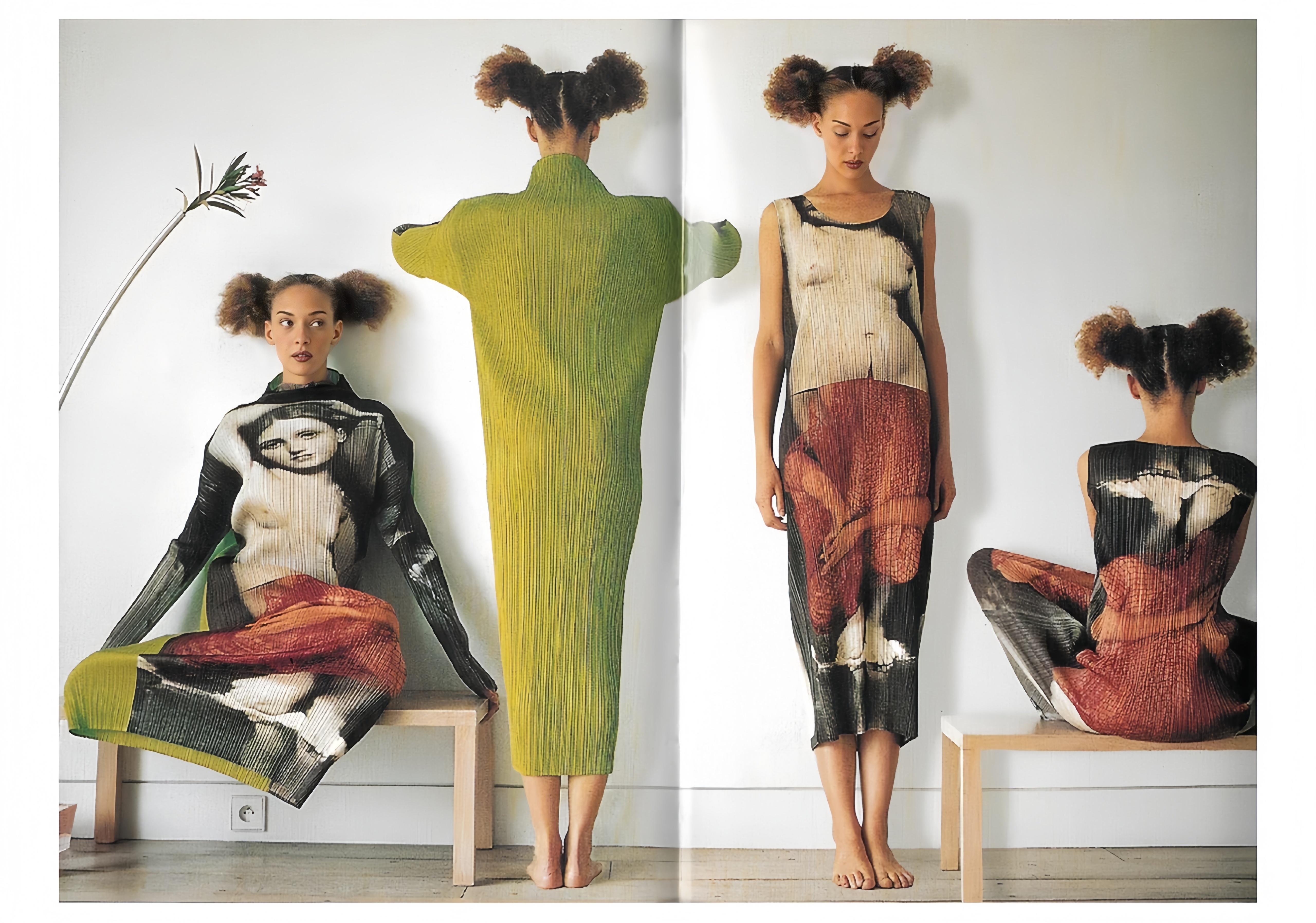 ISSEY MIYAKE Robe Artiste invité Yasumasa Morimura Série n° 1 1996 Miyake a lancé la série Pleats Please Guest Artist avec le photographe japonais contemporain Yasumasa Morimura. L'impression sur cette robe est un collage de Dominique représentant