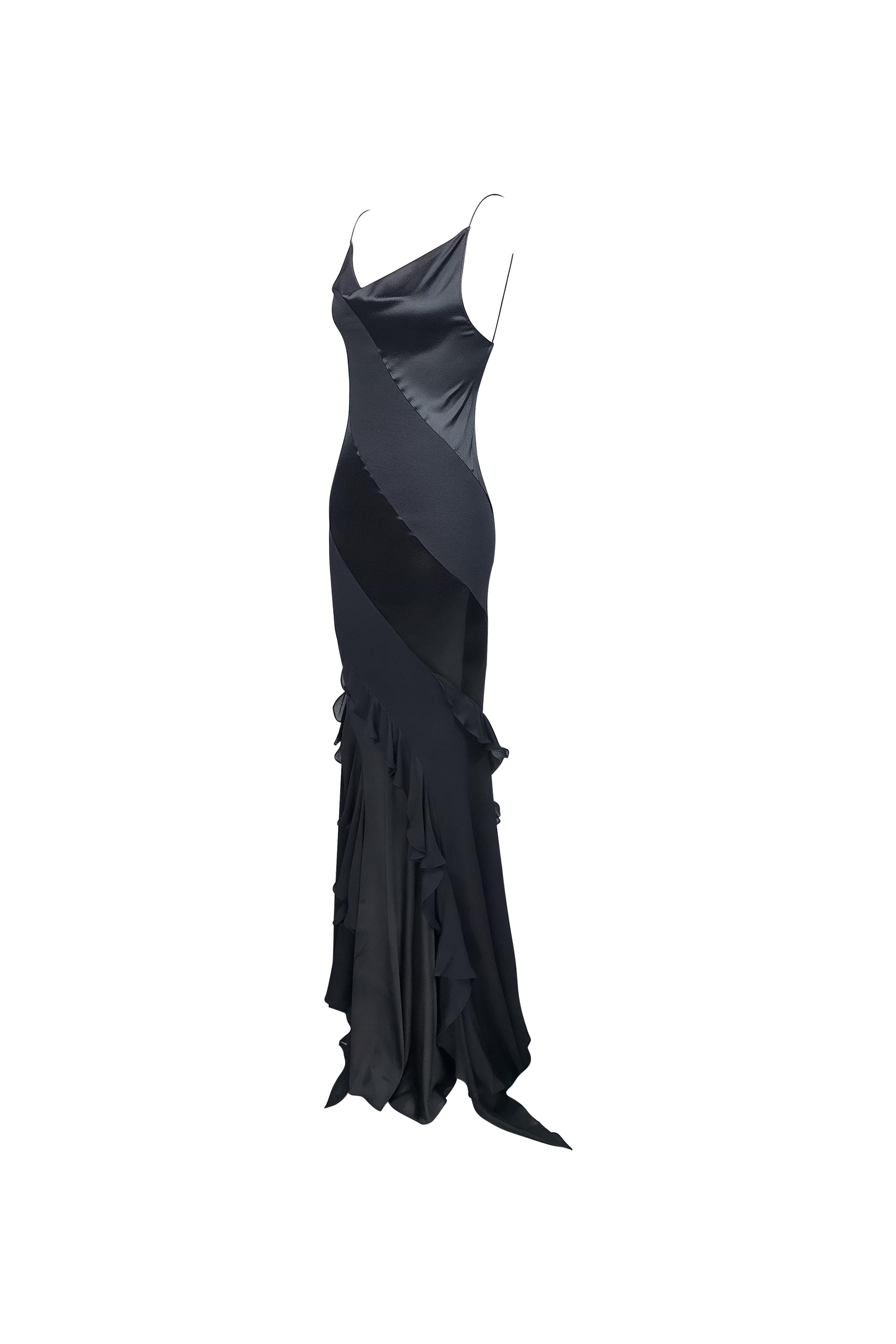 Questo abito in seta nera di Roberto Cavalli incarna l'opulenza e l'estro tipici del marchio. 

Riferimenti alla pista non trovati - l'etichetta della Fabrice riporta 2004.

Tutte le misure sono state prese in posizione orizzontale

- Busto: 17