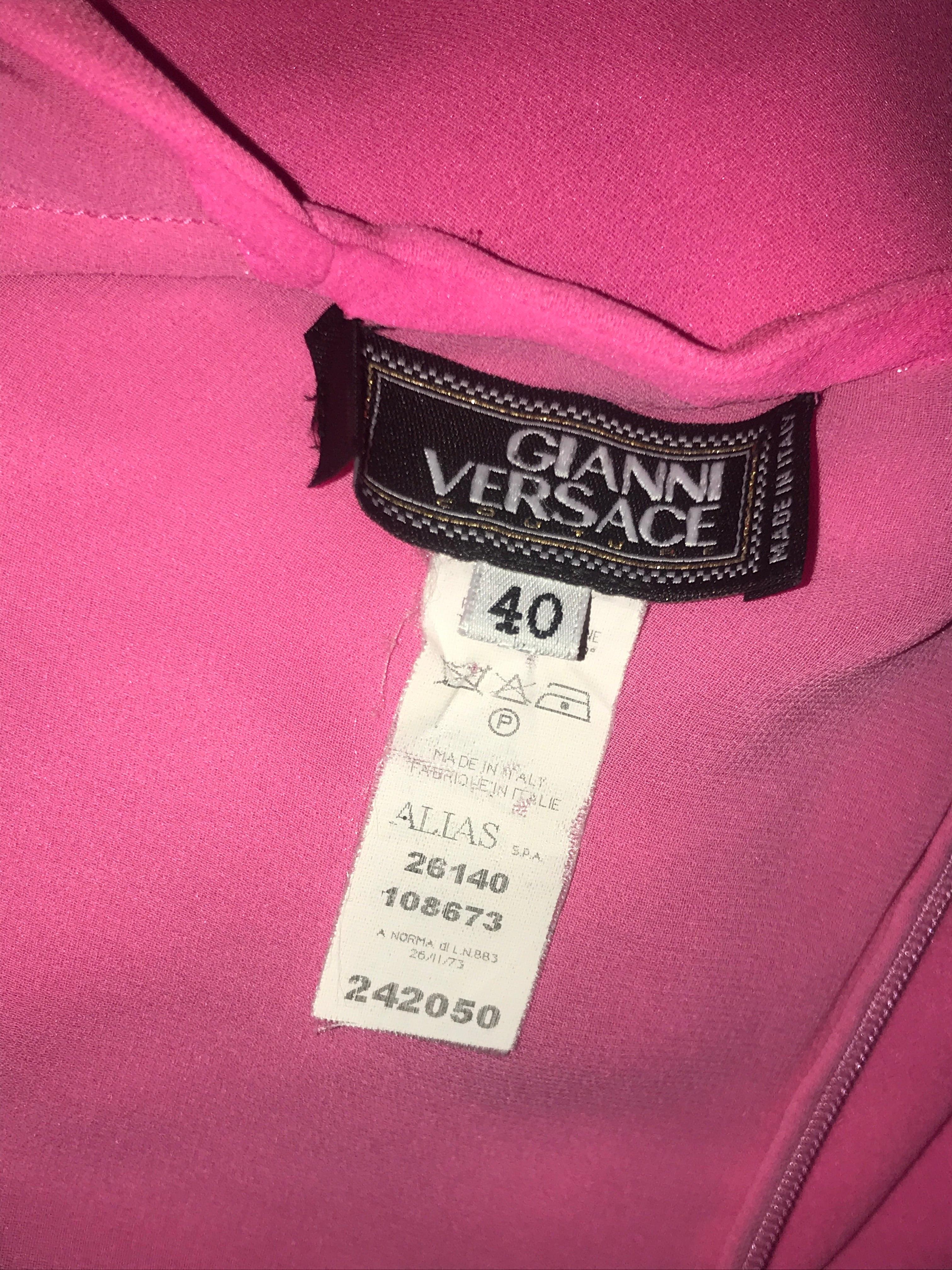 Gianni Versace Couture F/H 2002 Robe rose à une épaule avec détails noués en vente 9