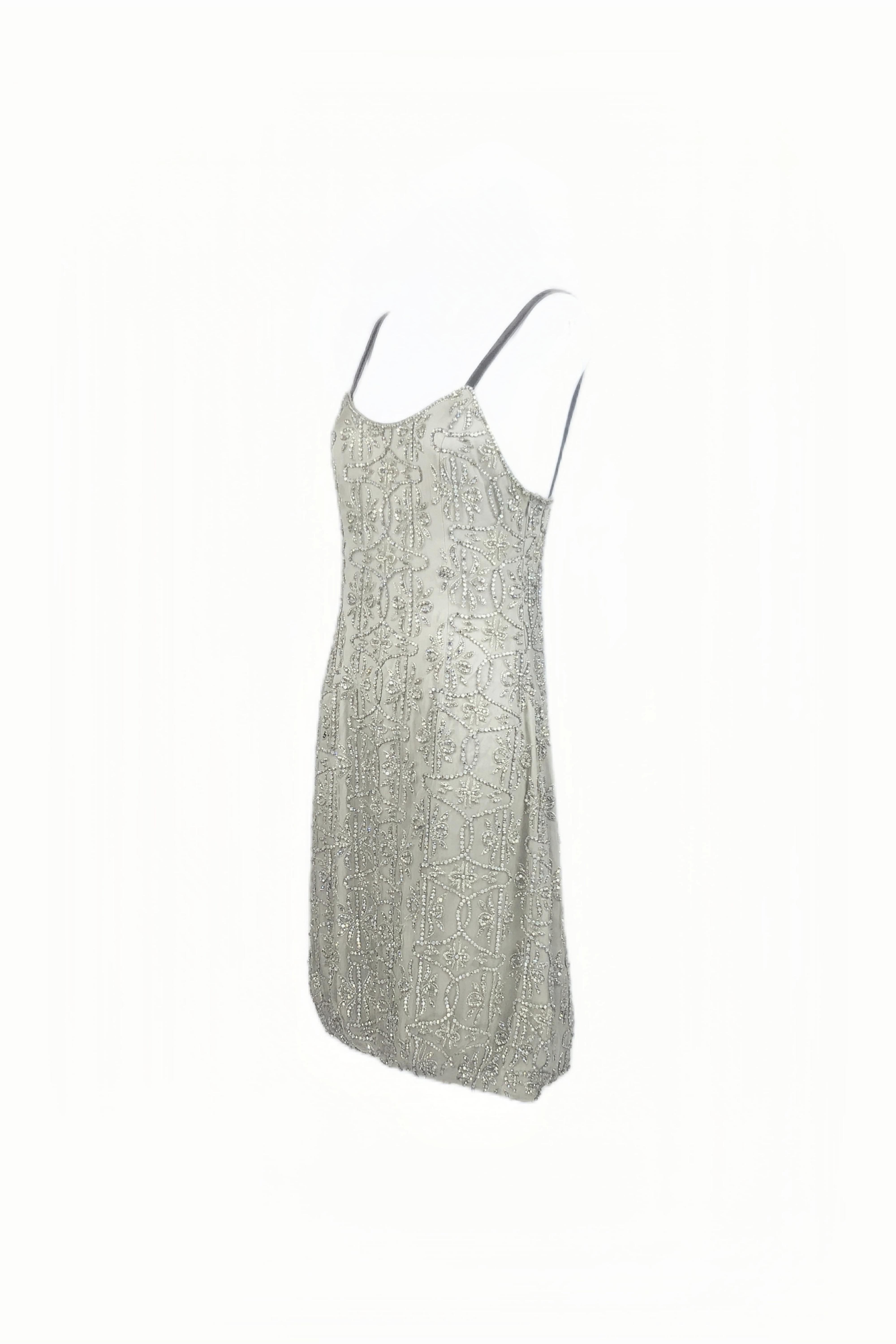 GIORGIO ARMANI F/W 2007 Taubengraues, mit Kristallen besetztes Perlenkleid im Zustand „Neu“ im Angebot in 上海市, CN