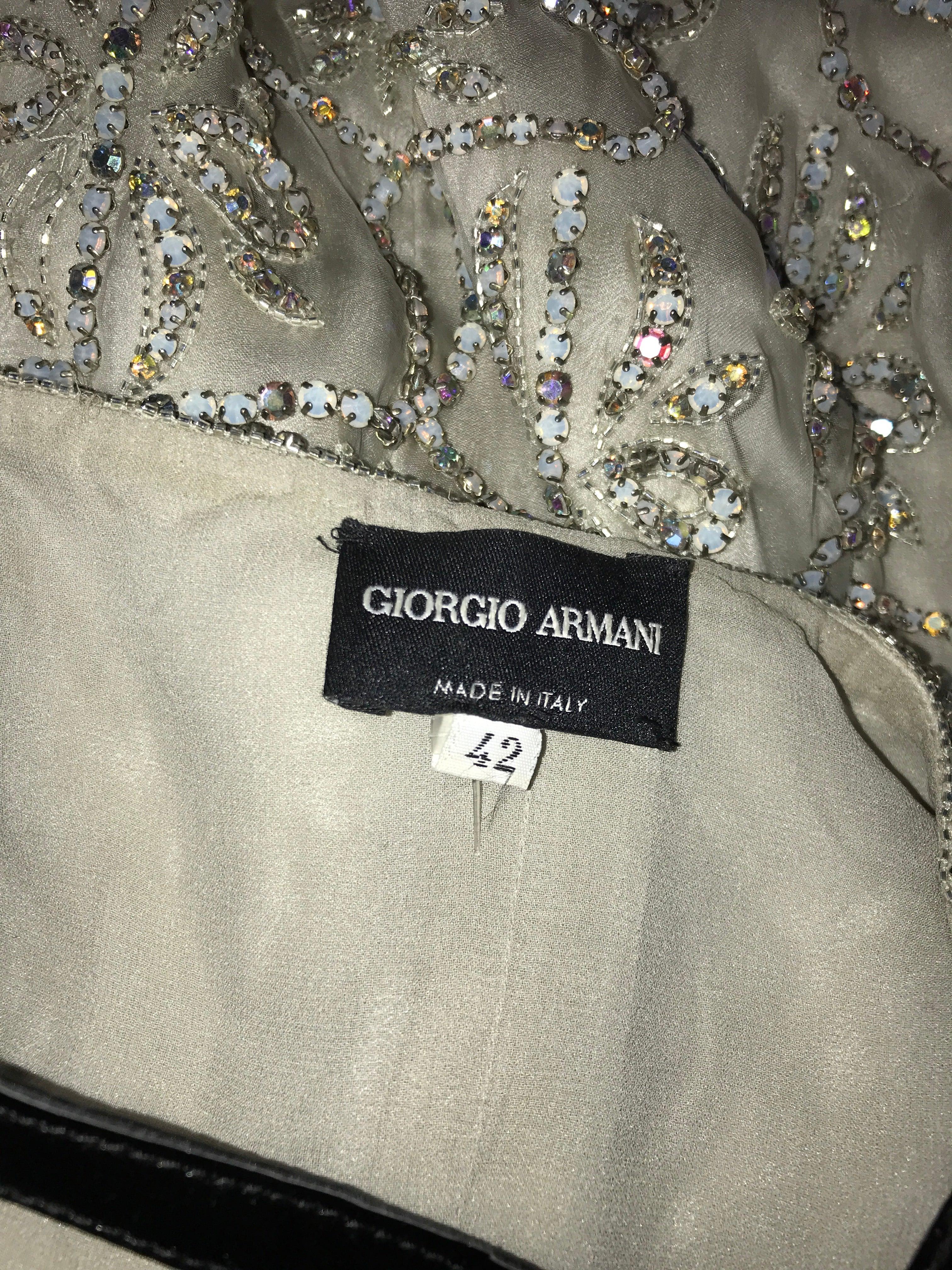 GIORGIO ARMANI F/W 2007 Taubengraues, mit Kristallen besetztes Perlenkleid im Angebot 7