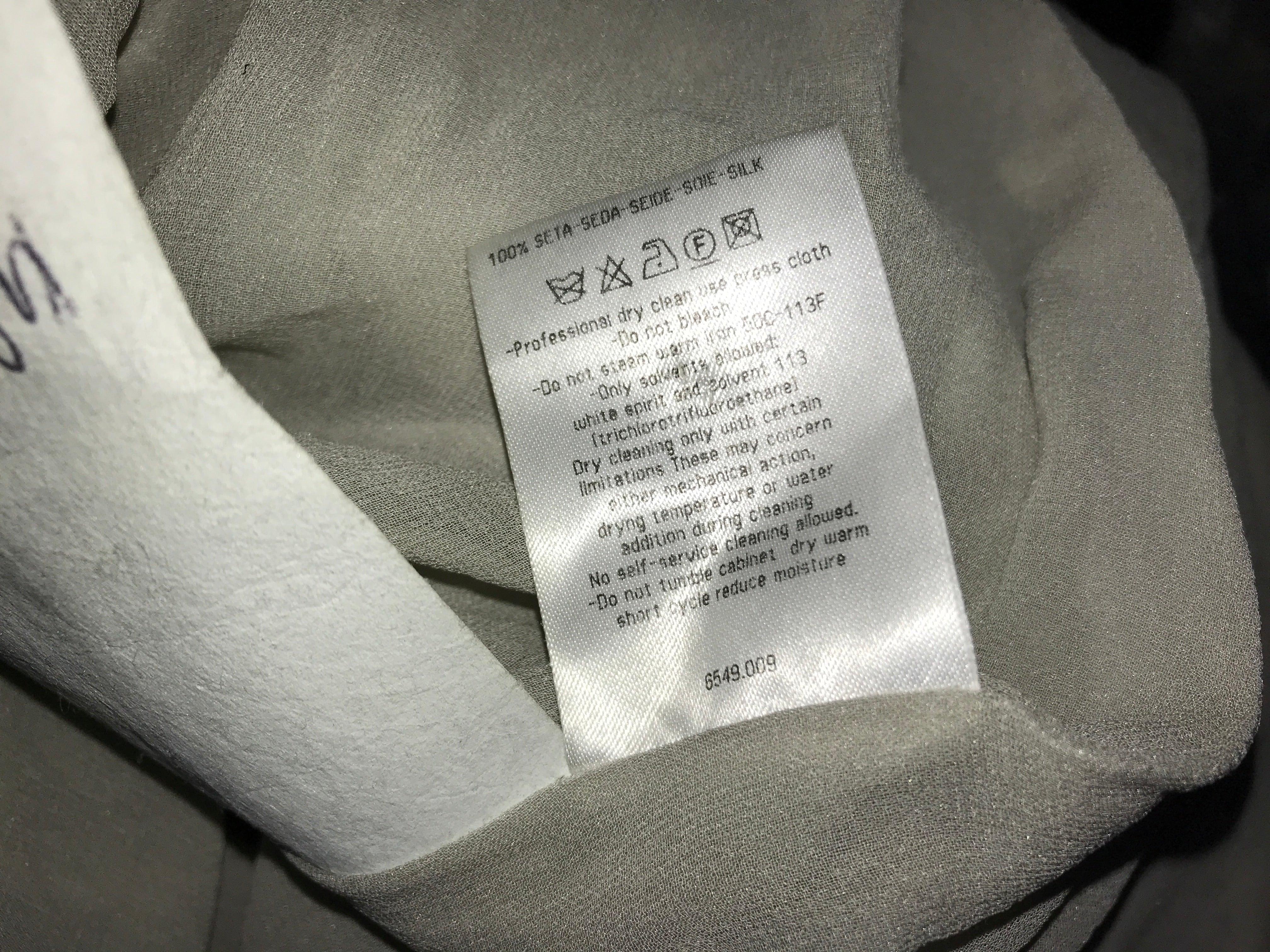 GIORGIO ARMANI F/W 2007 Taubengraues, mit Kristallen besetztes Perlenkleid im Angebot 9