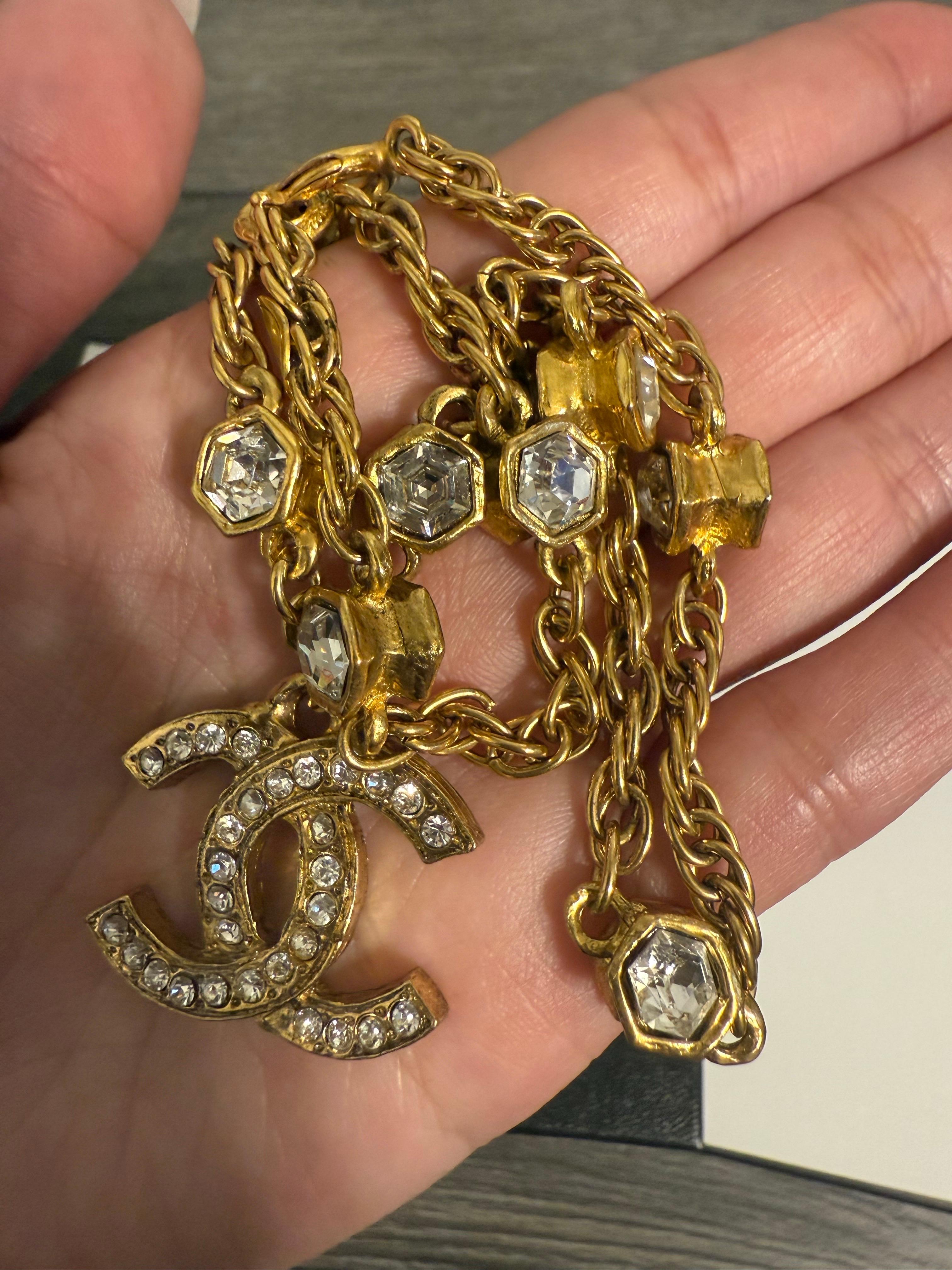 Splendida collana con cristalli CC in oro della maison Chanel
100% autentico
Prodotto in Francia
Placcato oro e cristalli
Condizioni generali molto buone, a parte una leggera usura e graffi su tutta la superficie.
Viene fornito con scatola
