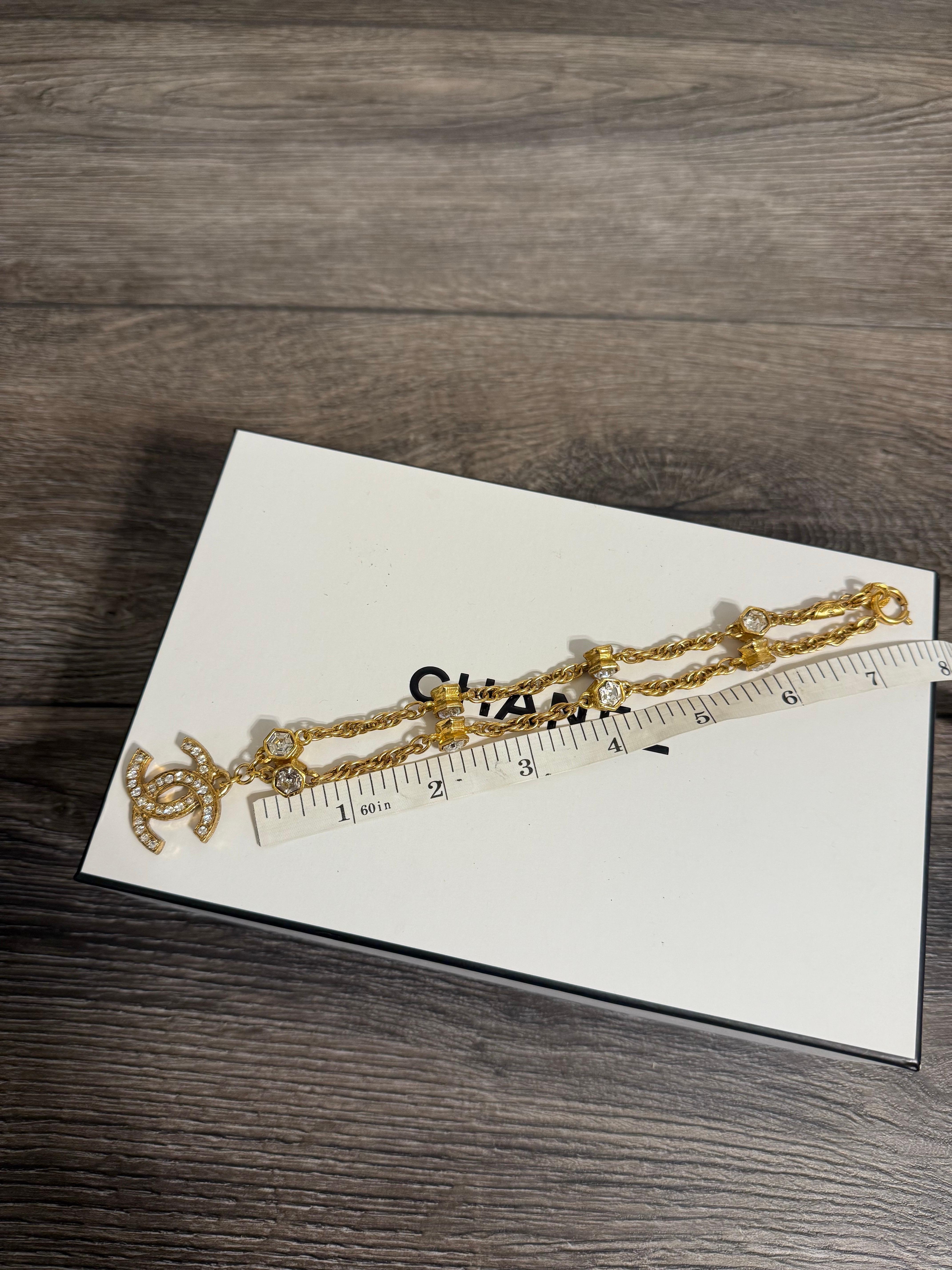 Collana Chanel Vintage con cristalli e catena d'oro in vendita 2
